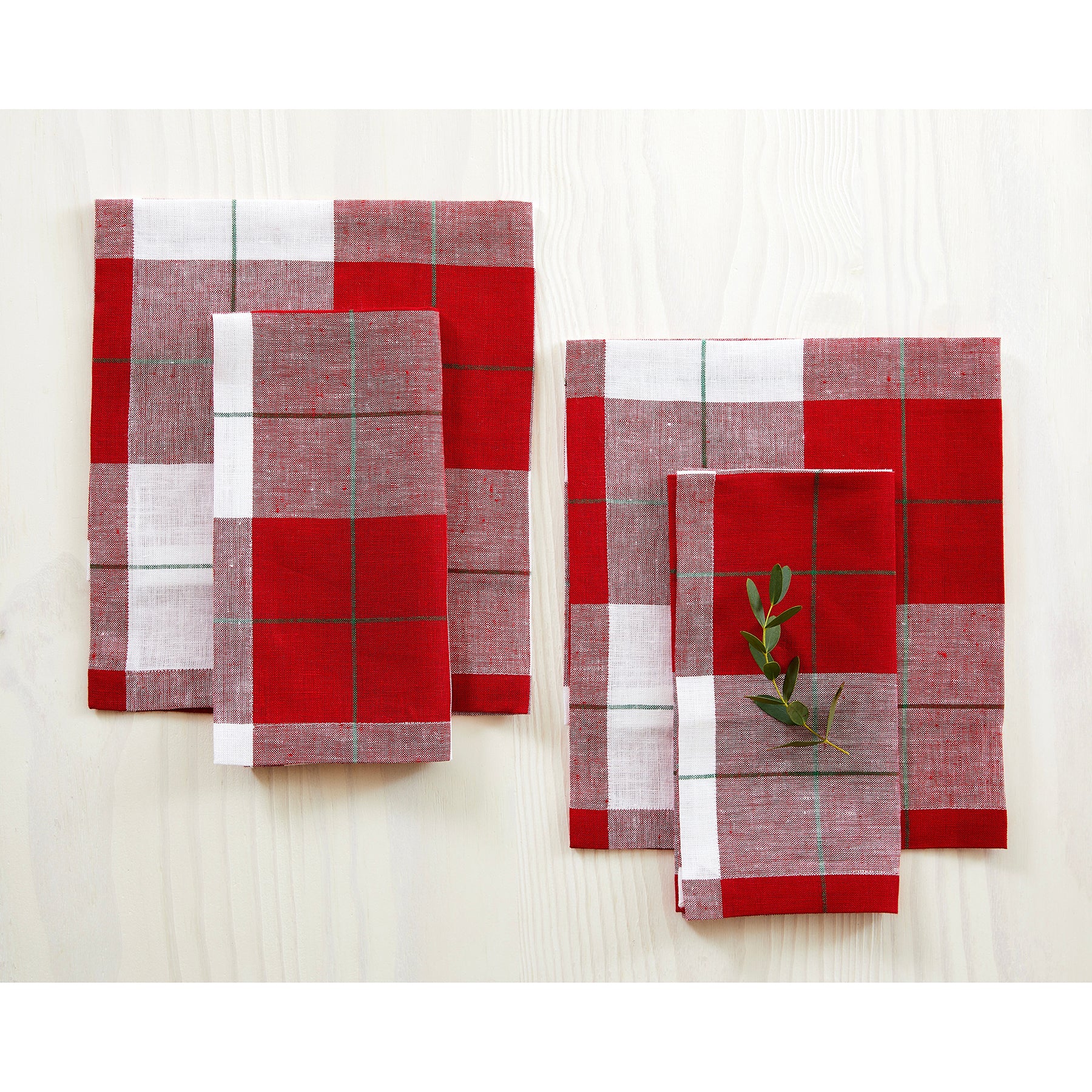 Festive Plaid Christmas Napkins - Set of 4 Holiday Dinner Napkins for Christmas Party, Thanksgiving & Winter Table Decor