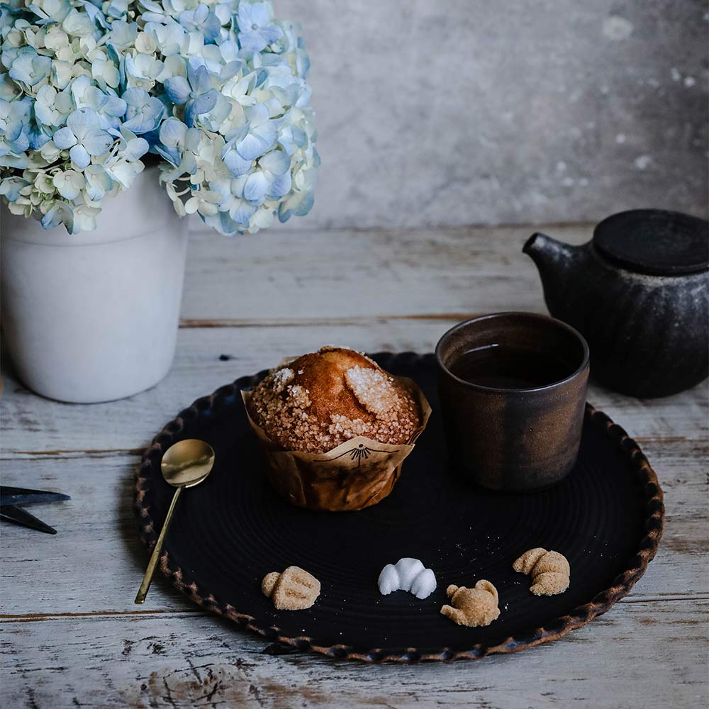 Elegant Dark Ceramic Scalloped Plate - Perfect for Dinner Parties, Wedding Receptions & Home Decor
