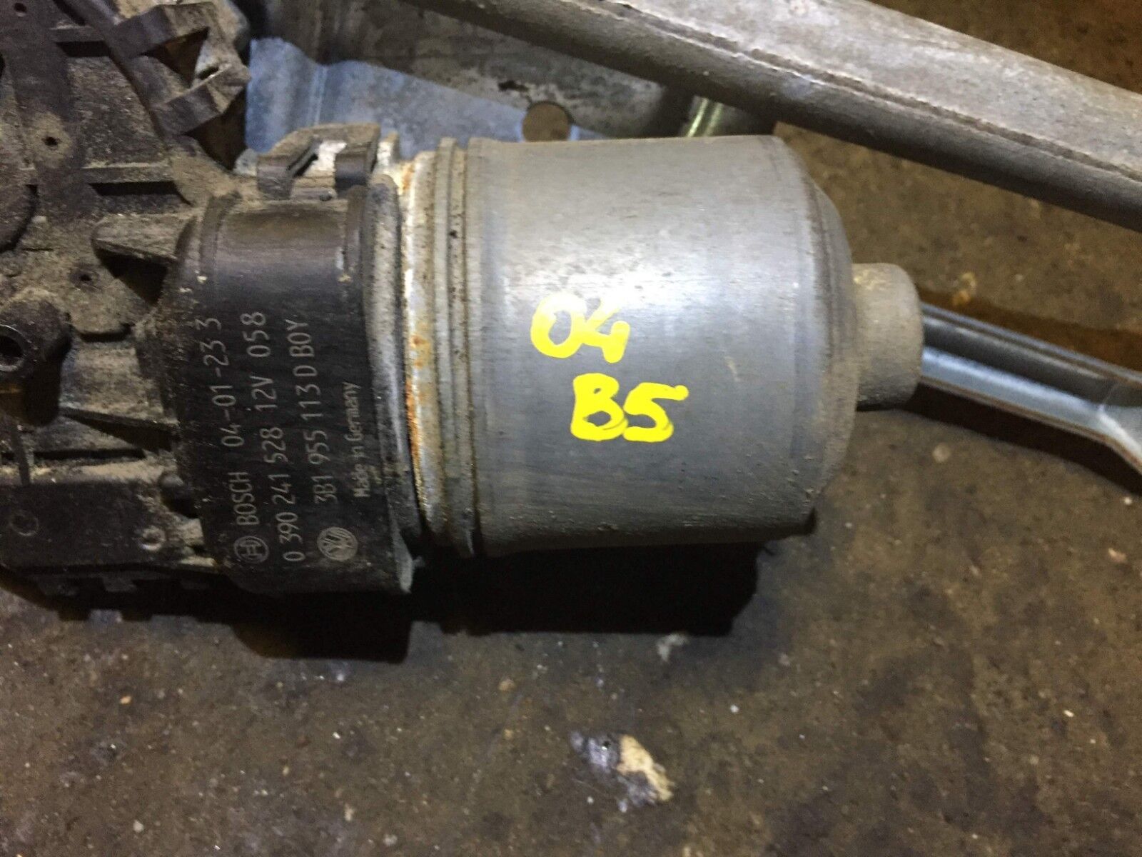 2002 2003 2004 2005 Volkswagen Passat Wiper Motor Transmission OEM D23 Replacement Part - Perfect for Rainy Weather & Safe Driving