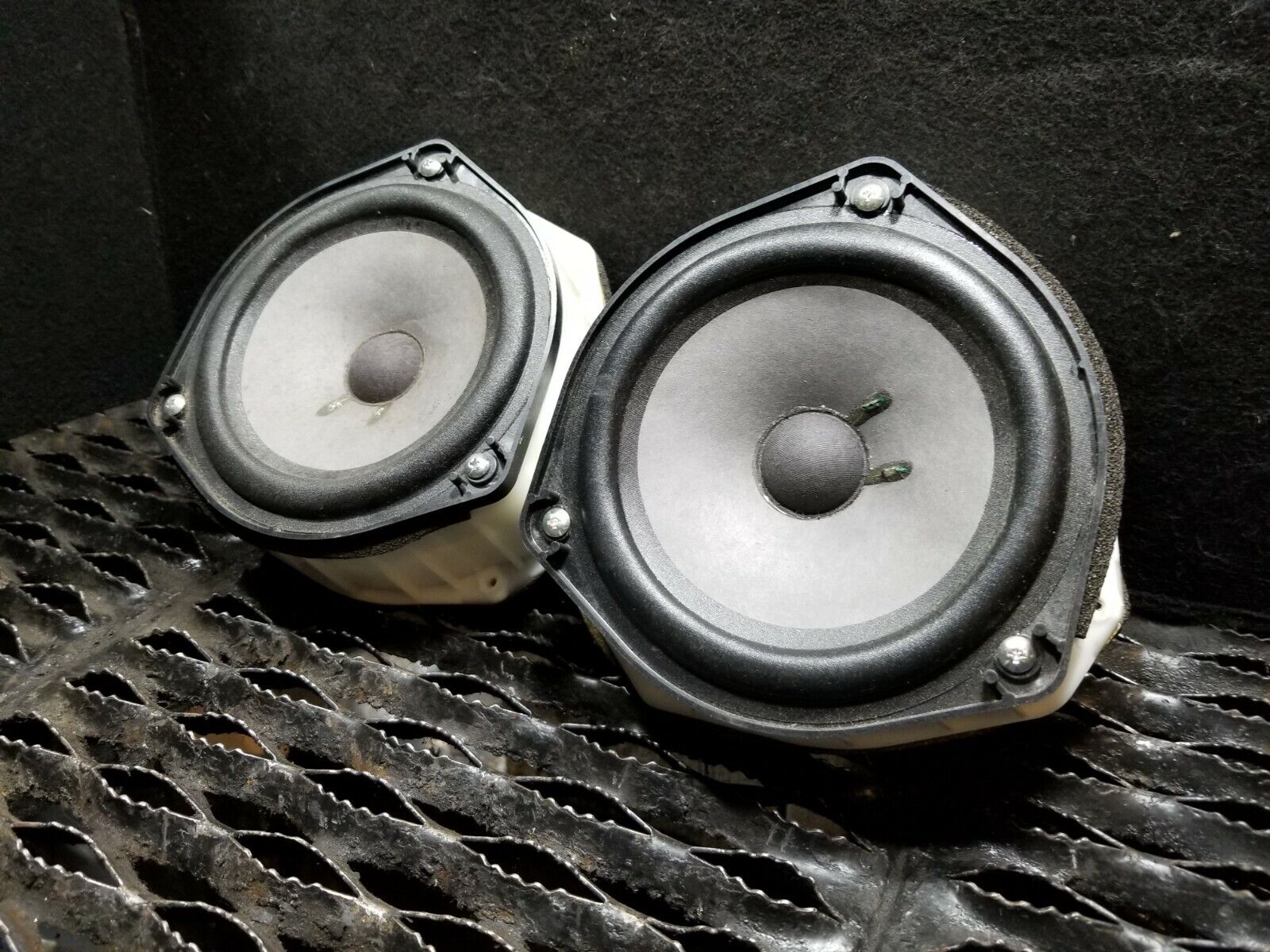 2005-2008 Acura RL Rear Door Speakers (2-Piece Set) - OEM 39120-S3V - Premium Car Audio Replacement for Enhanced Sound Quality | Perfect for Upgrading Your Vehicle's Sound System