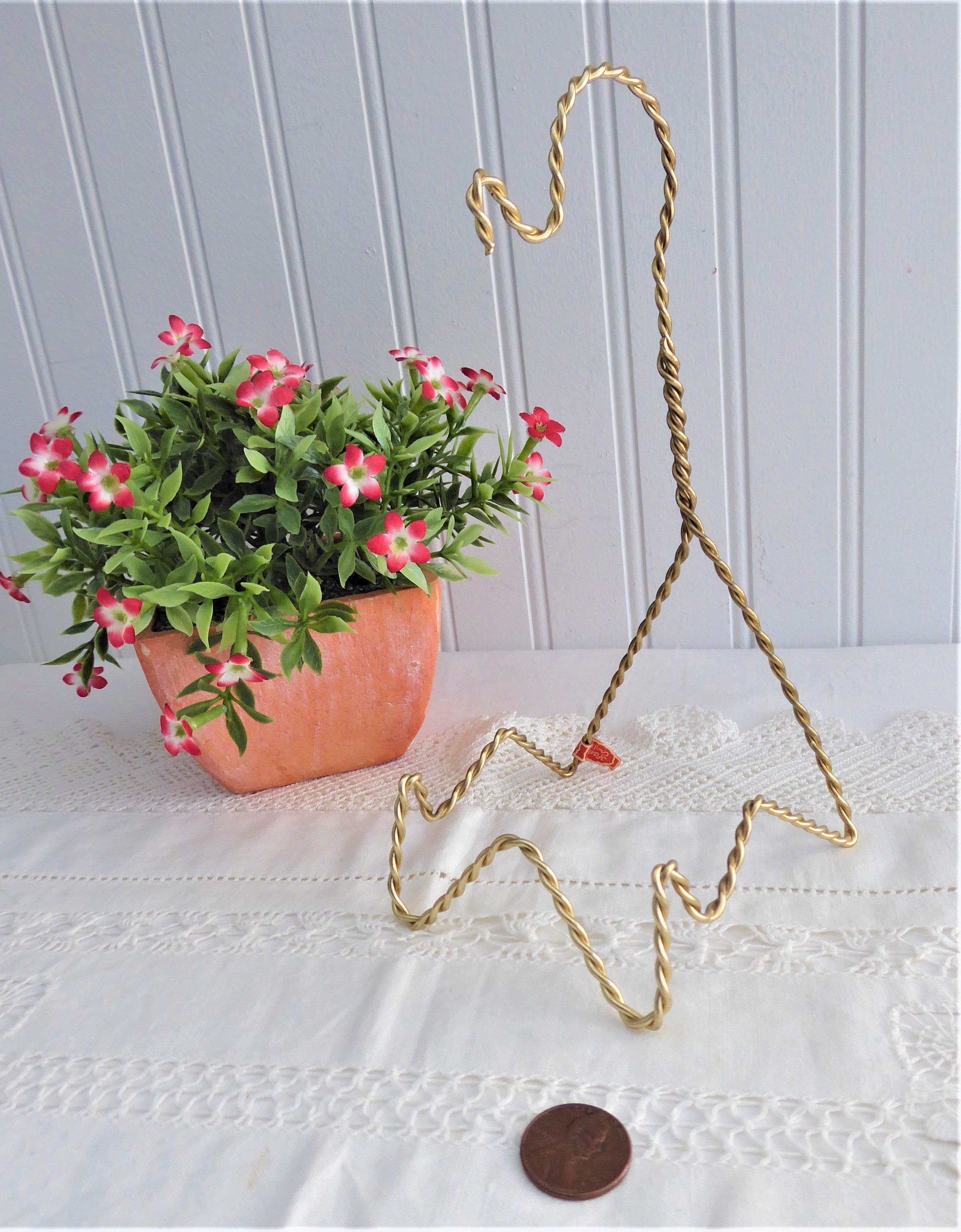 Vintage 1950s Japanese Teacup Display Stand - Gold Twisted Wire with Original Sticker - Perfect for Antique Cup & Saucer Showcase in Tea Rooms, Collectibles Exhibitions and Home Decor