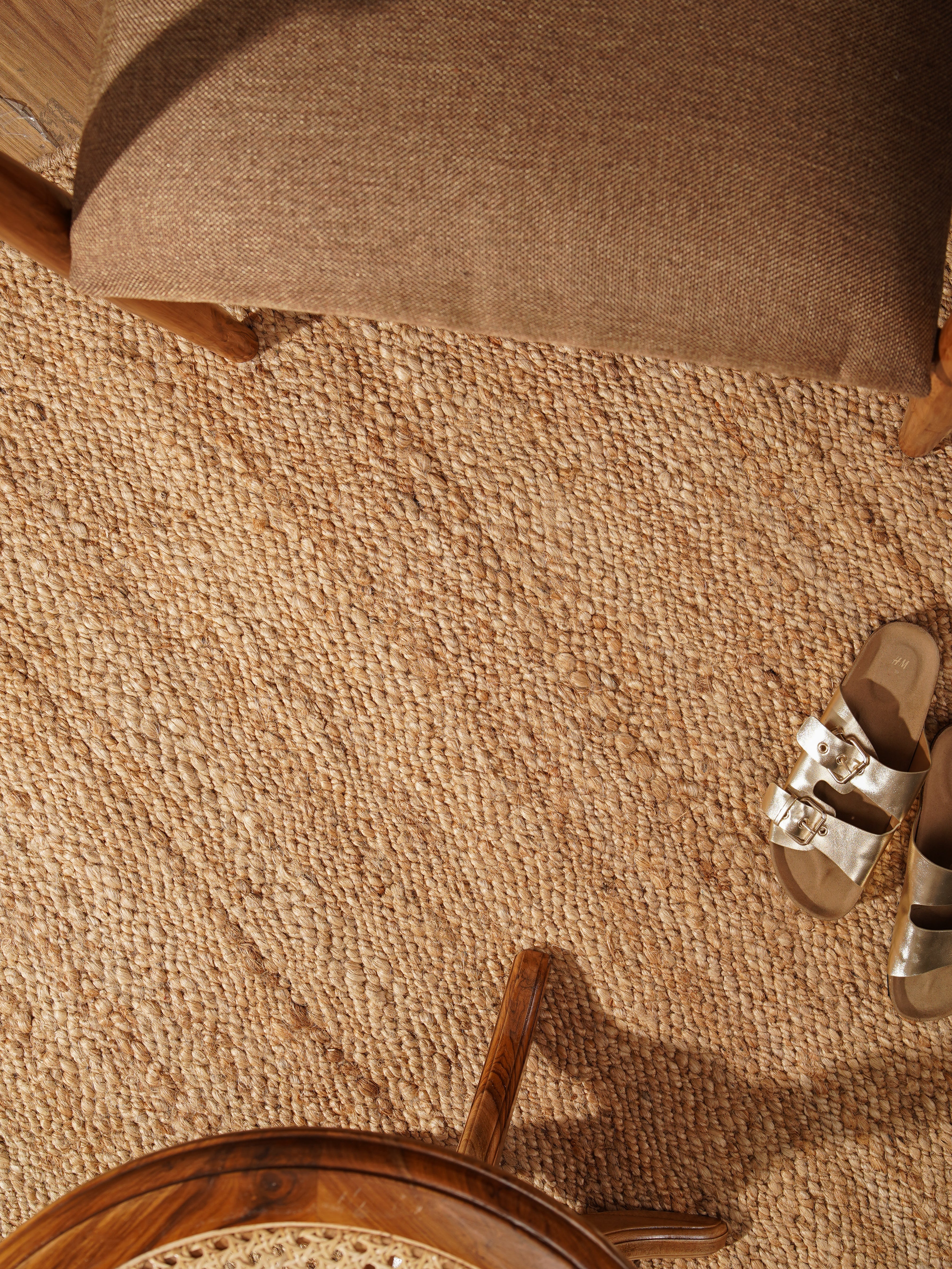 Classic Handwoven Jute Braided Rug - Natural Fiber Floor Mat for Living Room, Bedroom, or Entryway - Eco-Friendly Home Decor