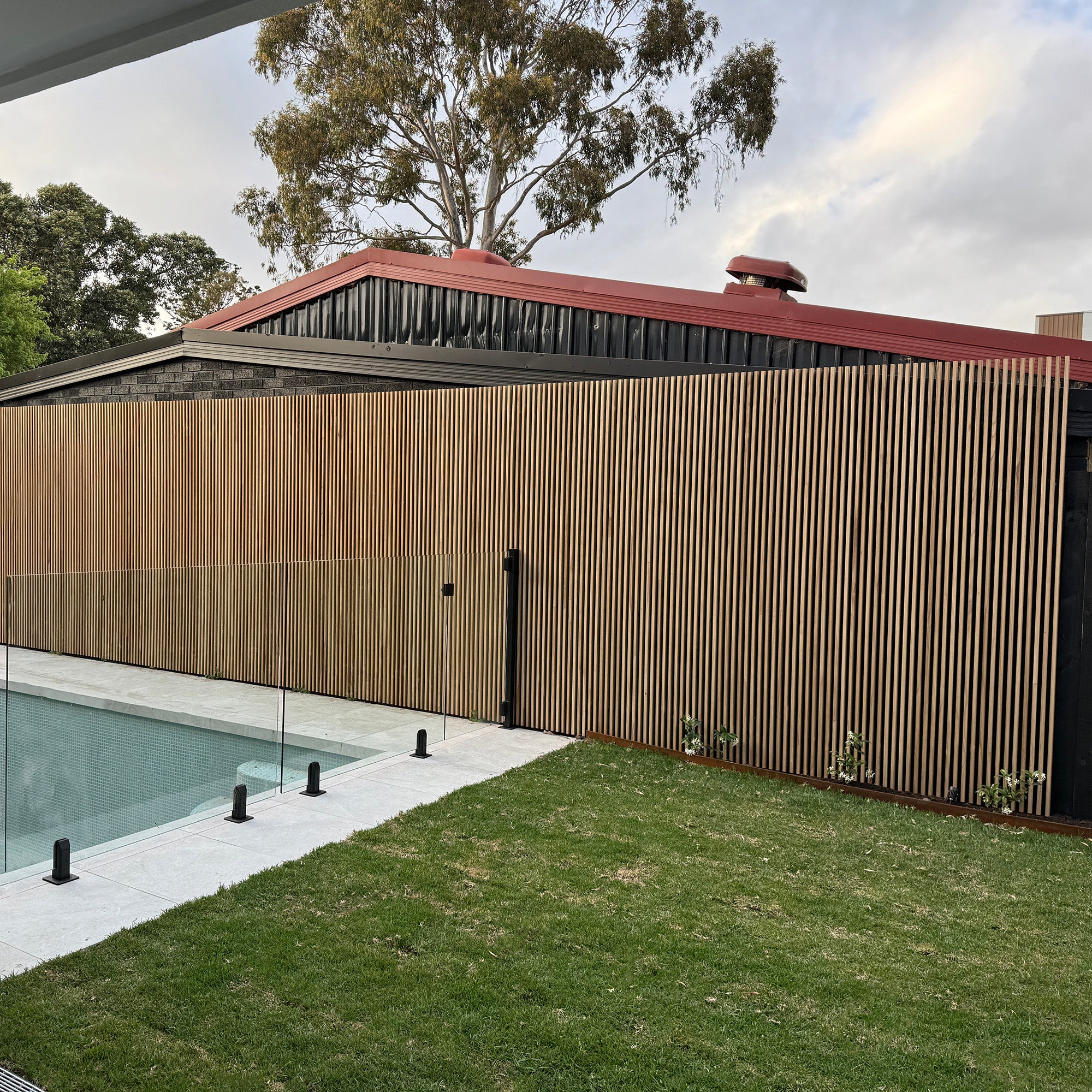 WOODFLEX Premium Outdoor Hardwood Slat Wall Fence Panel - Natural Wood Privacy Screen & Cladding (2400mm x 600mm) - Perfect for Garden Fencing, Deck Privacy Walls & Modern Exterior Design