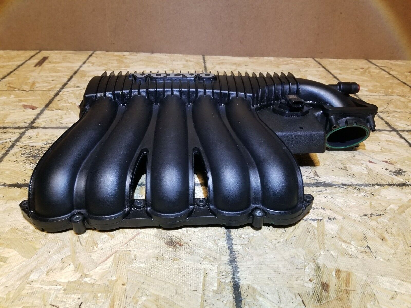 Original Volvo S40 2.4L Non-Turbo Intake Manifold (30646518) - OEM Replacement for 2005-2009 Models - Perfect for Engine Performance Upgrades & Repairs