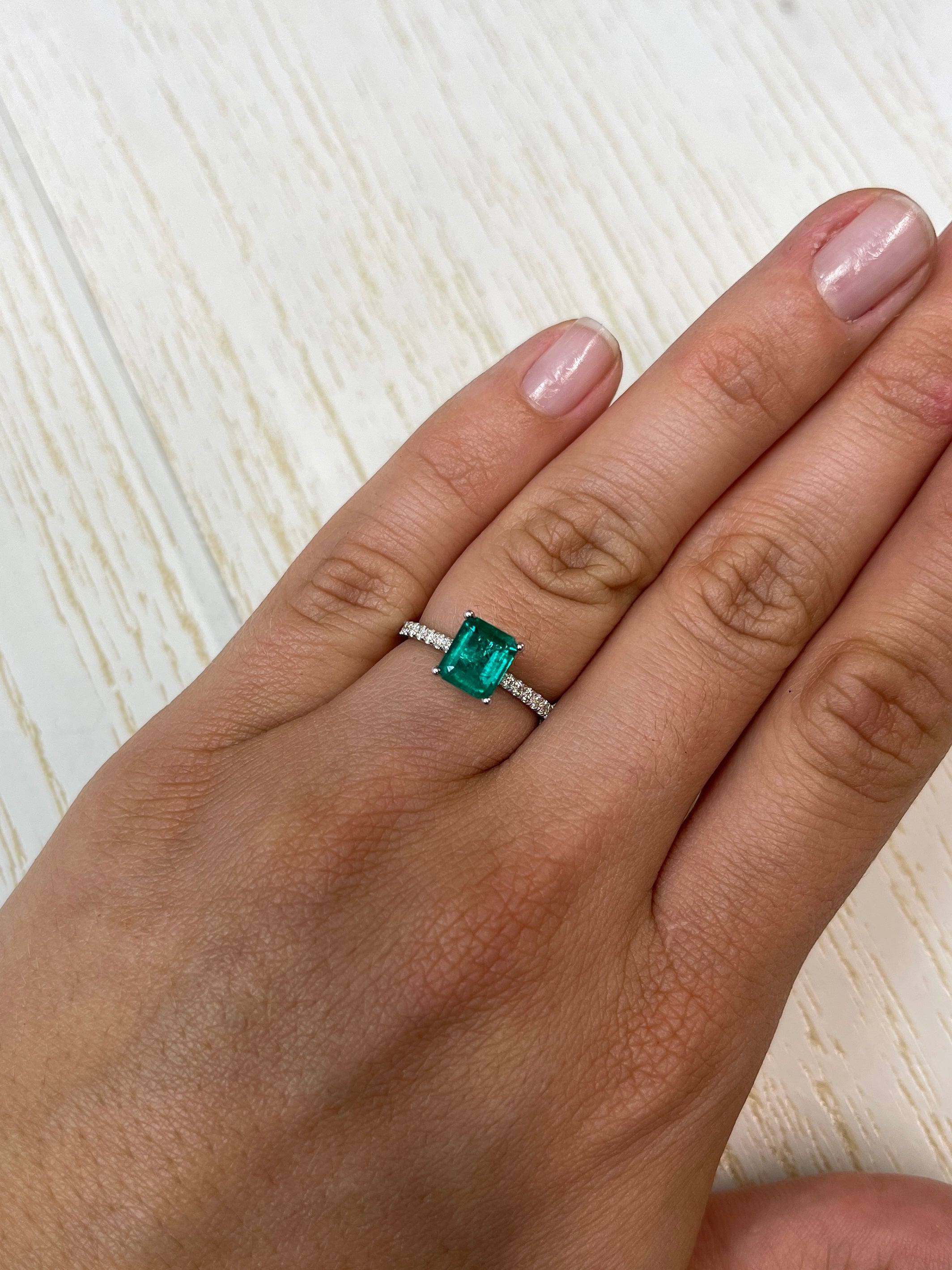1.25 Carat 7.5x6.5mm AAA+ Muzo Green Colombian Emerald - Loose Gemstone for Jewelry Making, Engagement Rings & Luxury Gifts