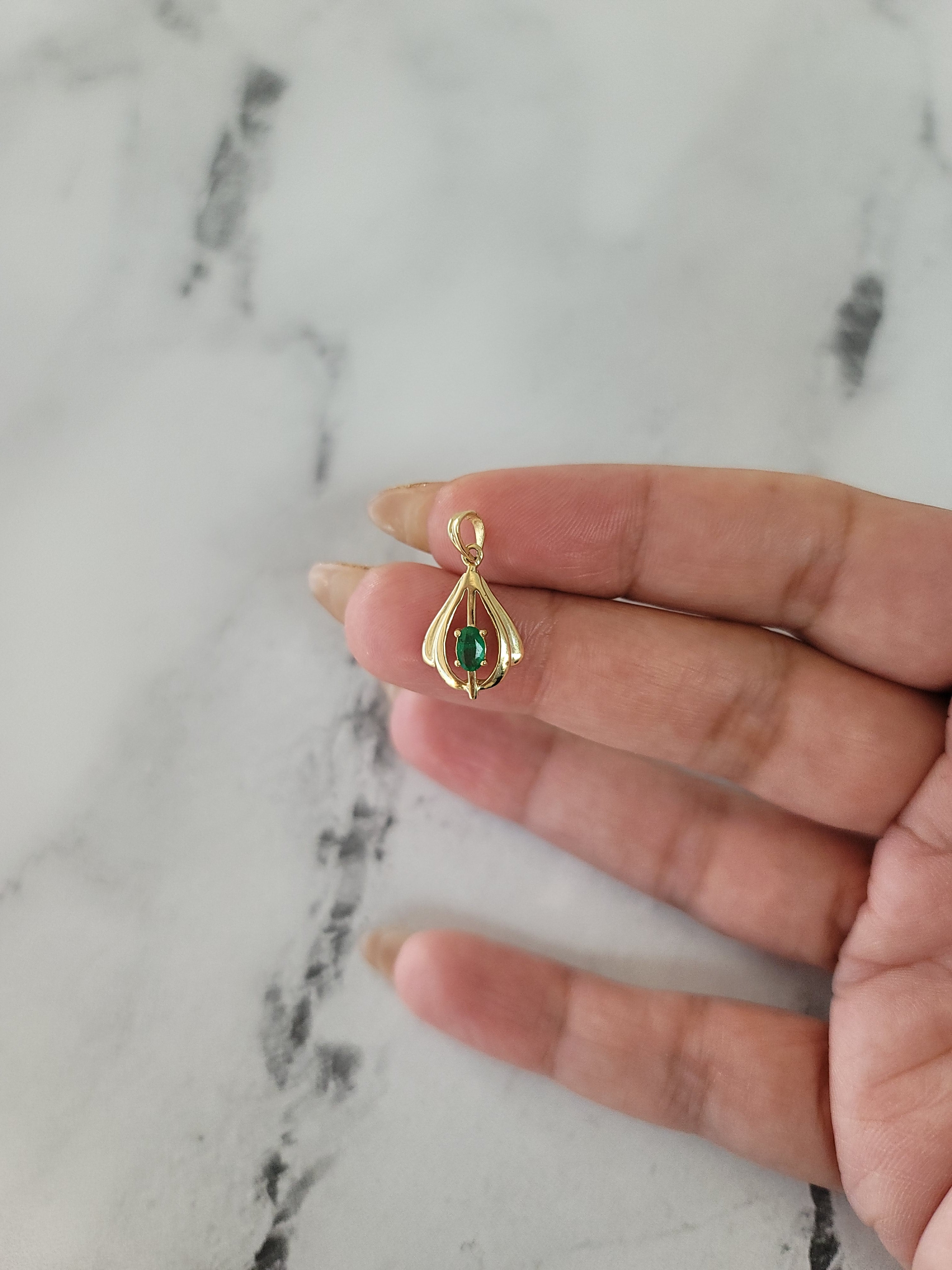 Exquisite Teardrop Oval Emerald Pendant Necklace for Women - Elegant Jewelry Gift for Wedding, Anniversary & Special Occasions