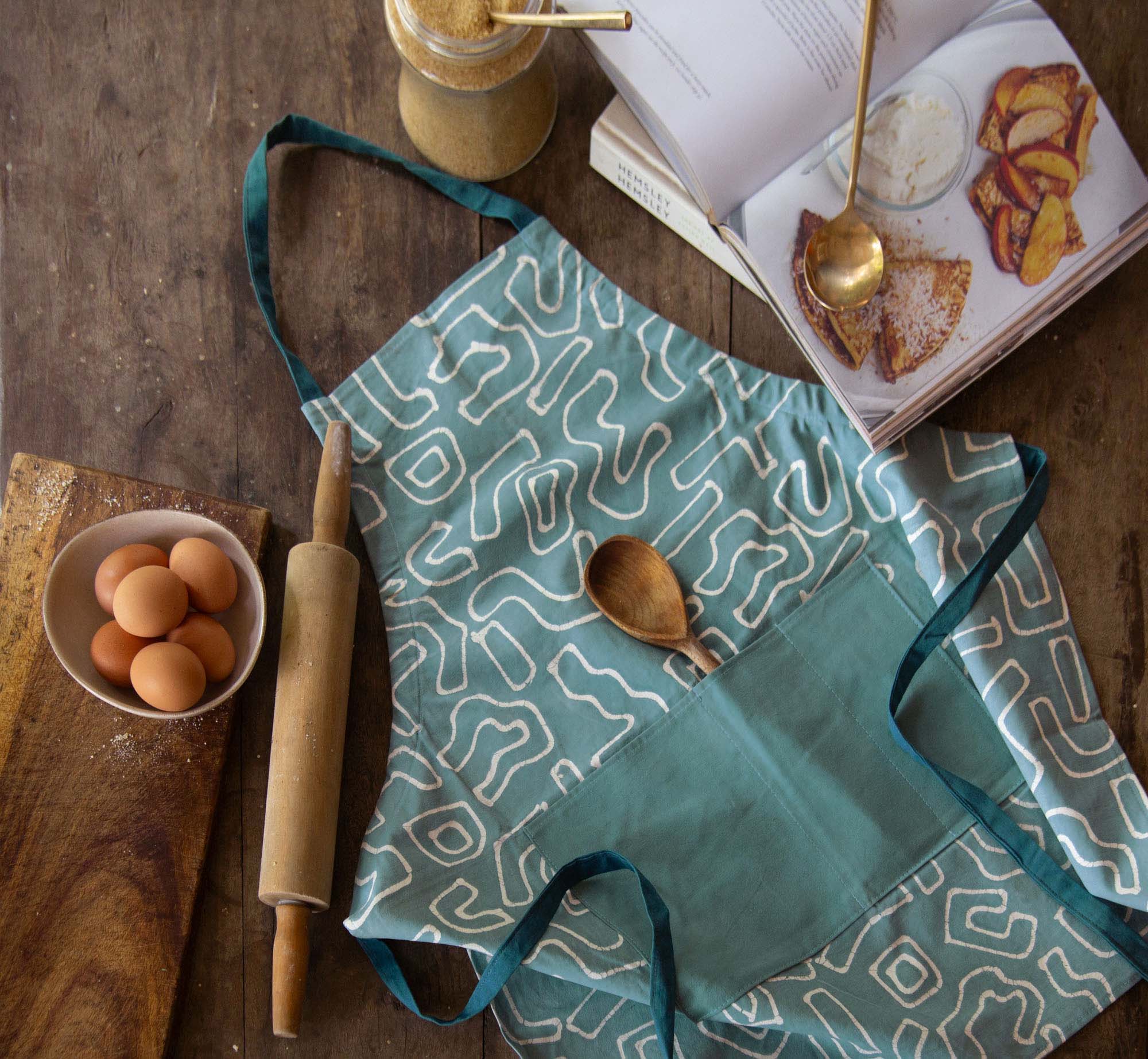 Kuba Blues Outline Light Blue Apron - Stylish & Durable Kitchen Apron for Cooking, Baking & BBQ - Perfect for Chefs, Home Cooks & Outdoor Grilling