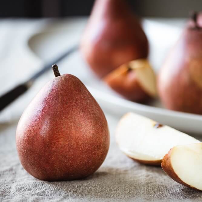 Fresh Organic Pears - USDA Certified, Non-GMO, Juicy & Sweet - Perfect for Healthy Snacks, Fruit Salads & Homemade Baby Food