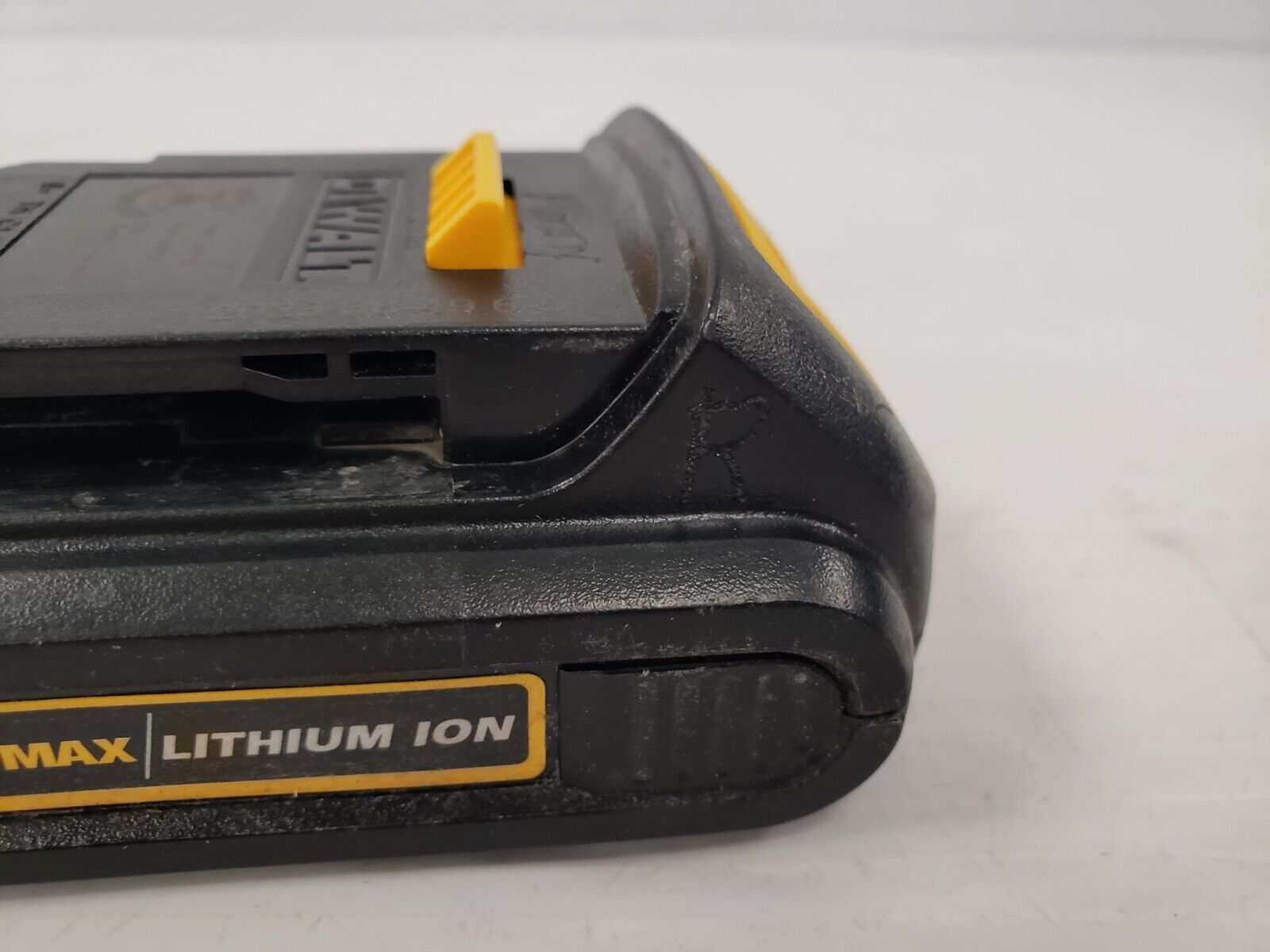 DEWALT DCB201 20V MAX Lithium-Ion Battery Pack - Compatible with DEWALT 20V Tools - Perfect for Drills, Saws & Power Tools - Ideal for Construction, DIY & Home Improvement Projects
