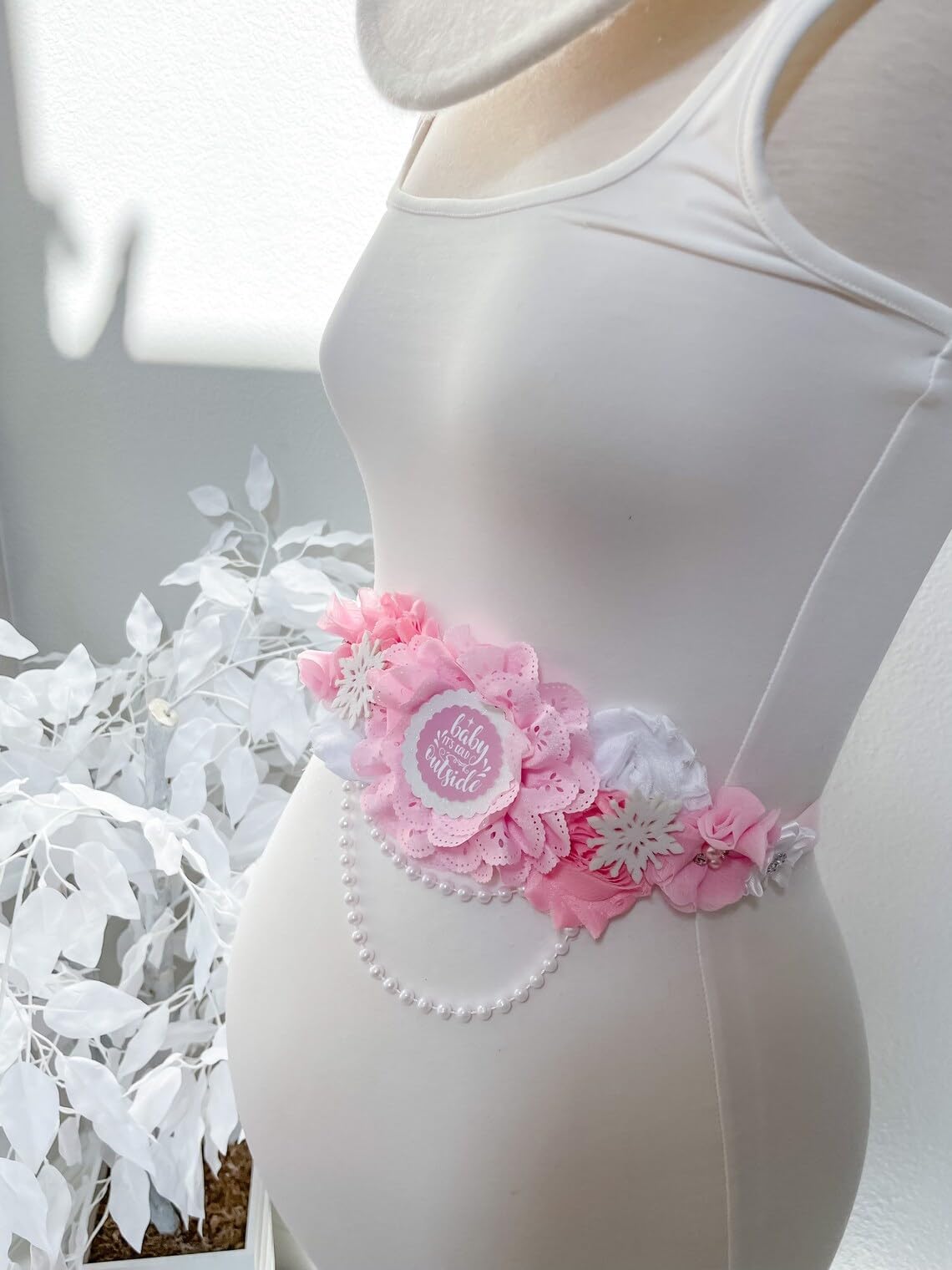 Baby It's Cold Outside Maternity Sash - Pregnancy Announcement Sash for Baby Showers, Gender Reveals & Winter-Themed Celebrations - Perfect for Expecting Moms & Dads (Includes Mom Sash & Dad Pin) - Ideal for Baby Shower Decorations, Photo Props & Pregnancy Announcements