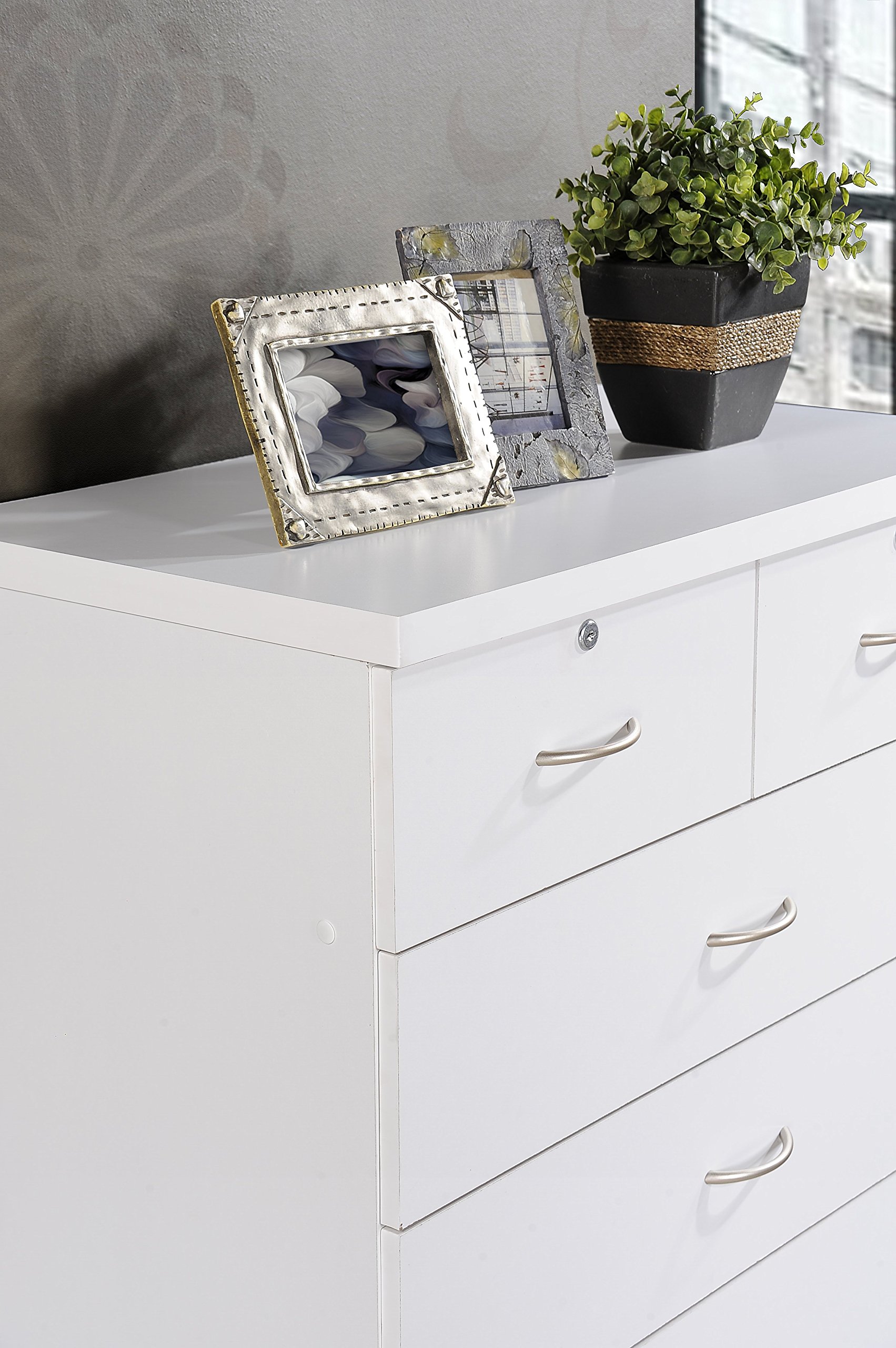 HODEDAH 7-Drawer Wood Dresser for Bedroom - 31.5 Inch Wide Chest of Drawers with Locking Top Drawers - White Storage Organizer for Clothes, Bedroom Furniture & Home Organization
