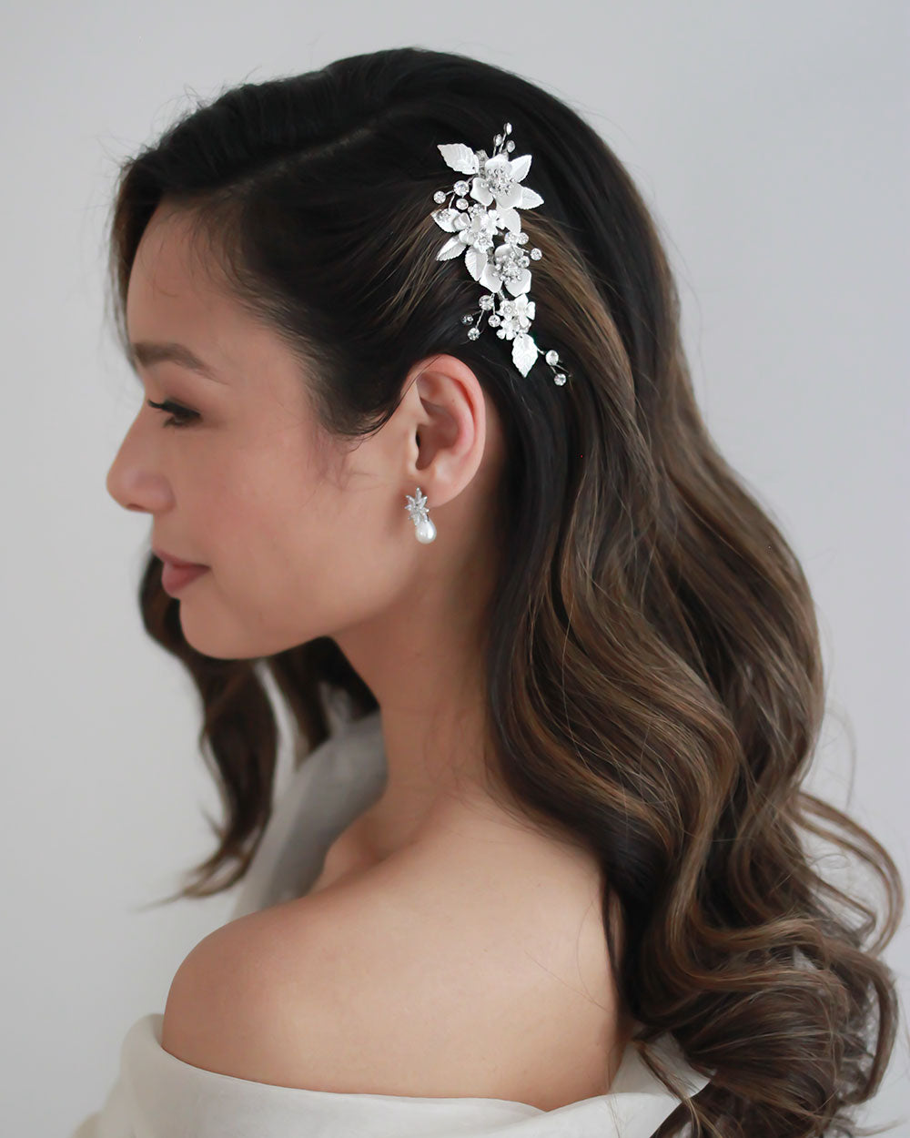 Elegant Floral Bridal Hair Comb for Wedding - Handmade Pearl & Crystal Bridesmaid Hair Accessories for Bridal Shower, Boho Wedding, and Special Occasions