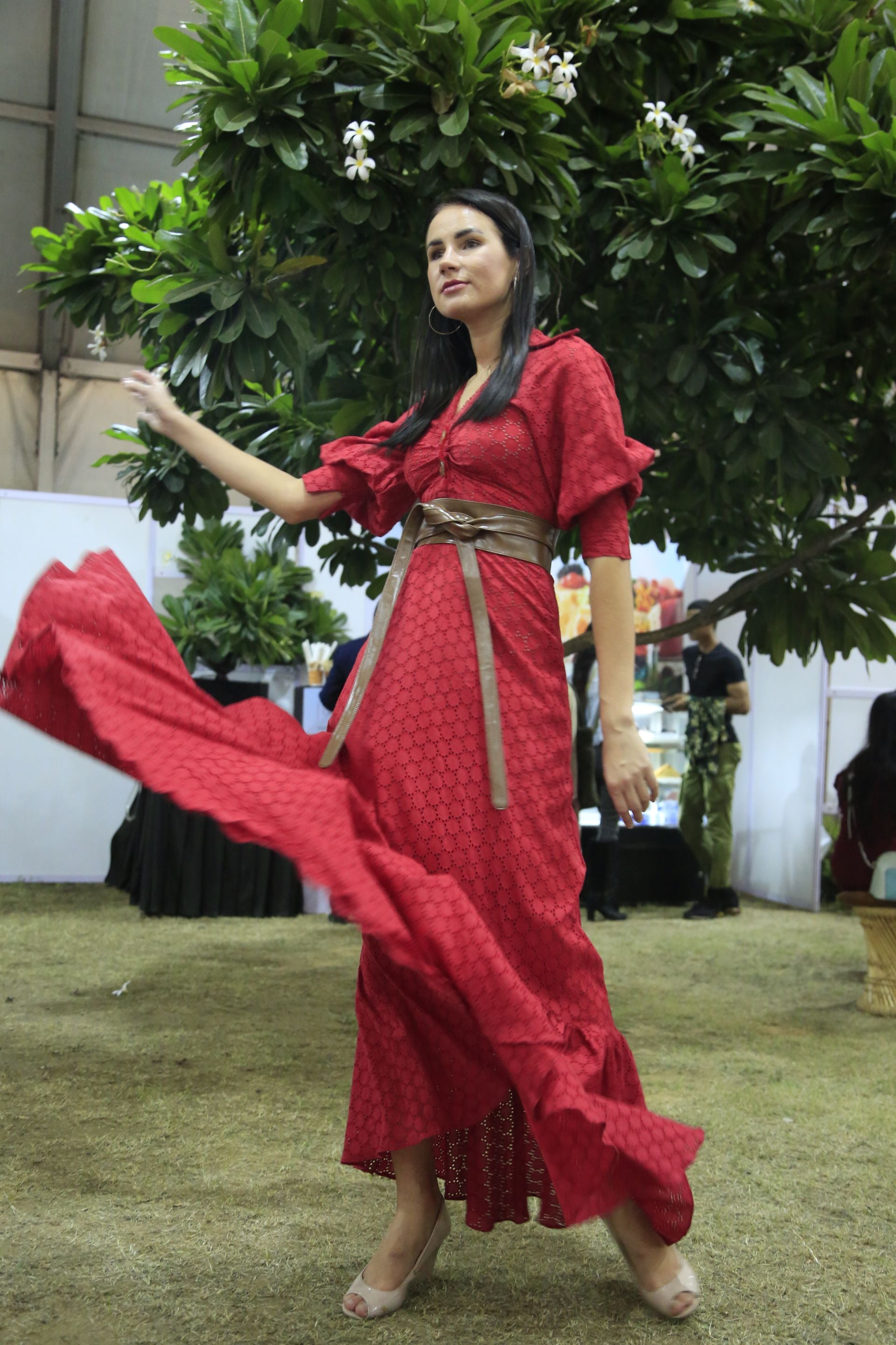 Elegant Red Flowy Dress with Romantic Poet Sleeves - Perfect for Weddings, Parties & Date Nights