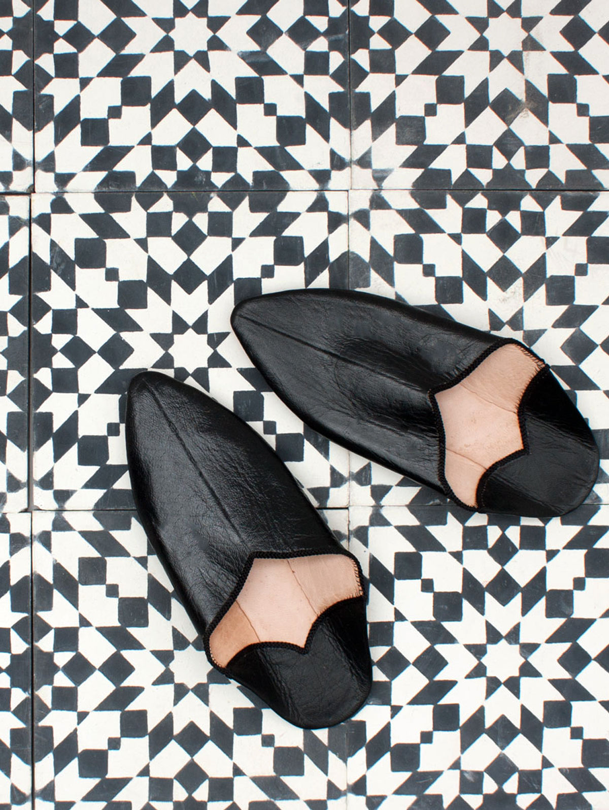Authentic Moroccan Plain Pointed Babouche Slippers - Black Leather Comfort Shoes for Men & Women | Perfect for Home, Lounge & Cultural Events