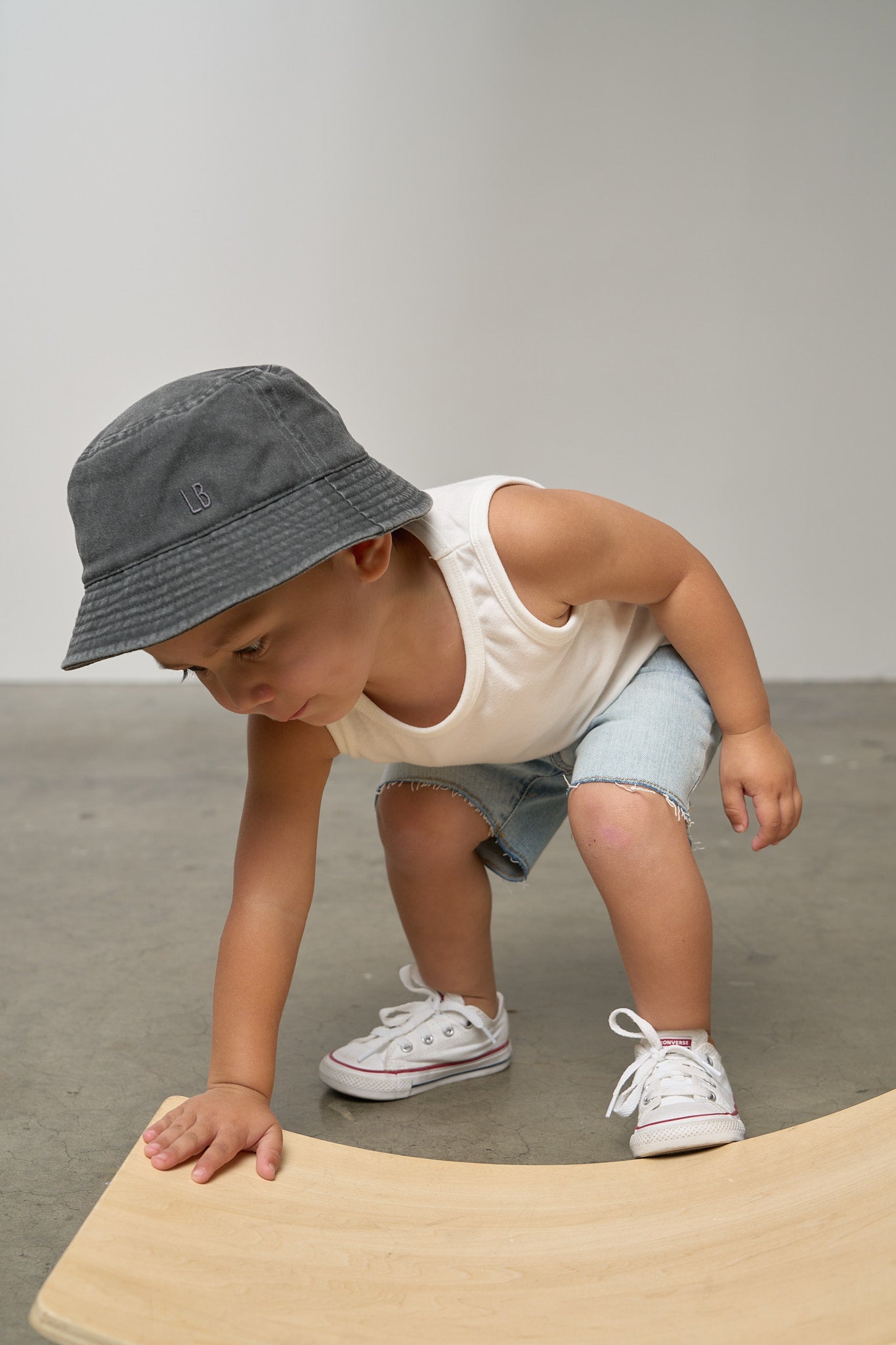 Stylish Grey Wash Denim Bucket Hat for Men & Women - Trendy Outdoor Sun Protection Hat for Beach, Hiking & Casual Wear