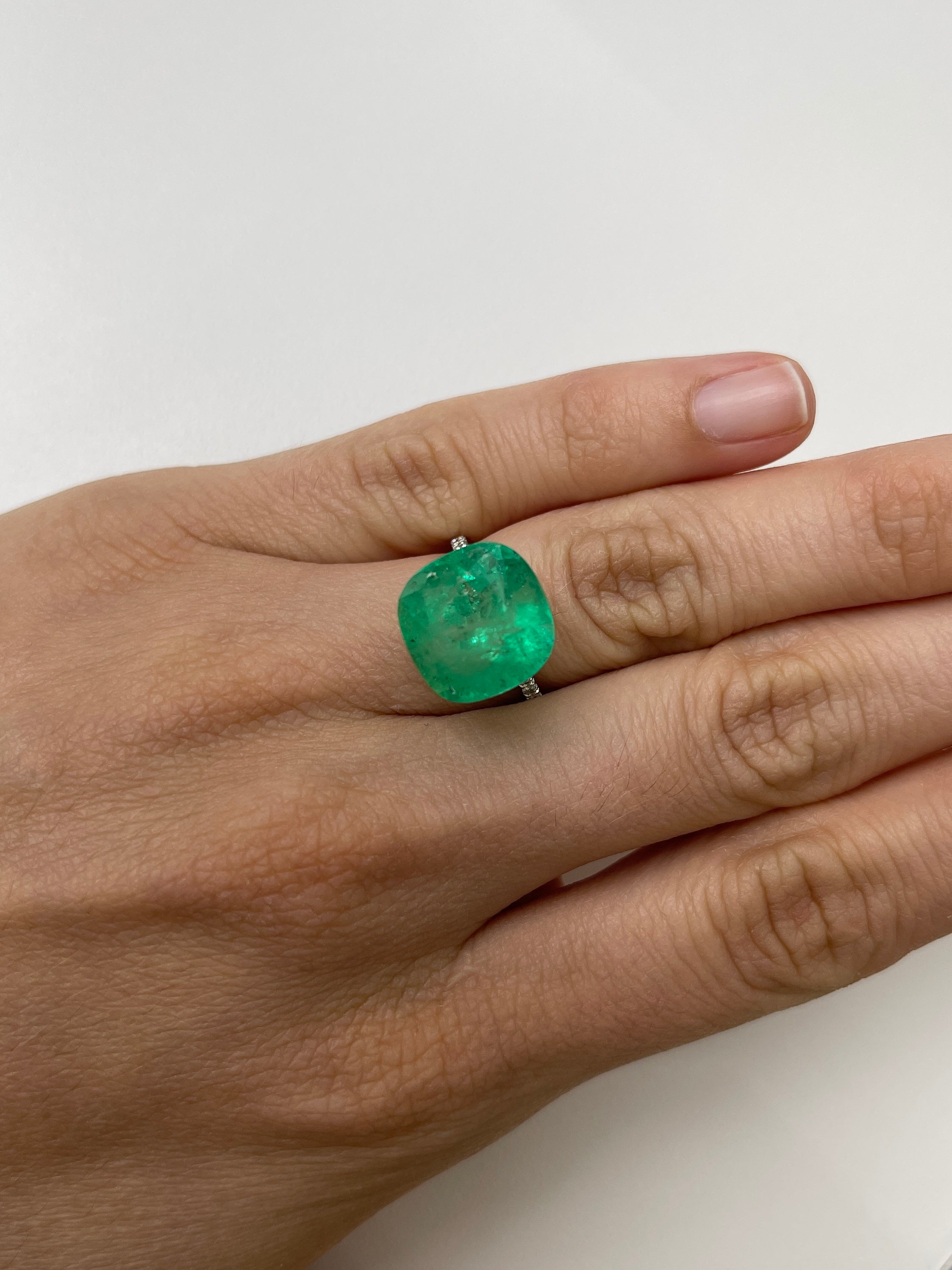 12.66 Carat Natural Colombian Emerald Gemstone - Cushion Cut 14x14mm for Jewelry Making, Engagement Rings & Luxury Gifts