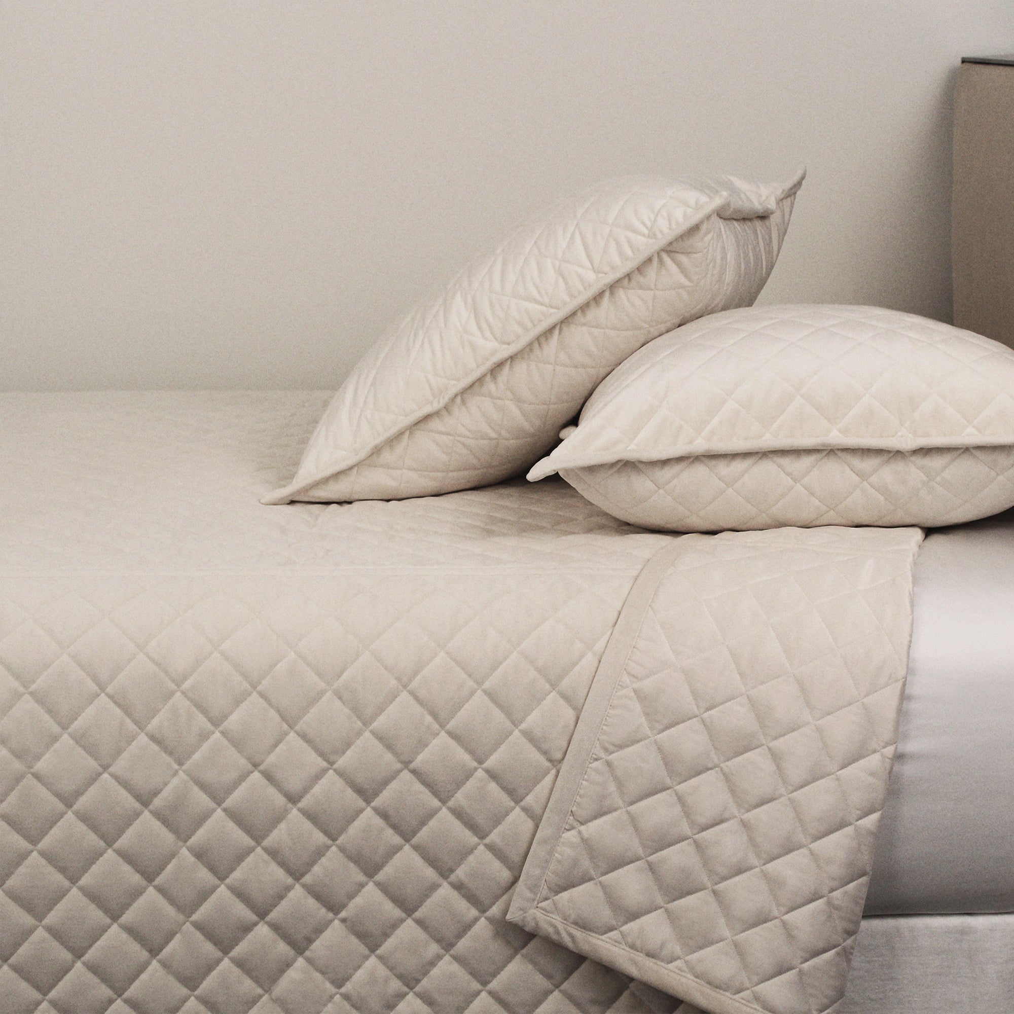 Luxury Velvet Coverlet Set - Ivory King/Queen Size - Soft & Breathable Bedding for Cozy Nights - Perfect for Master Bedroom & Guest Room Decor
