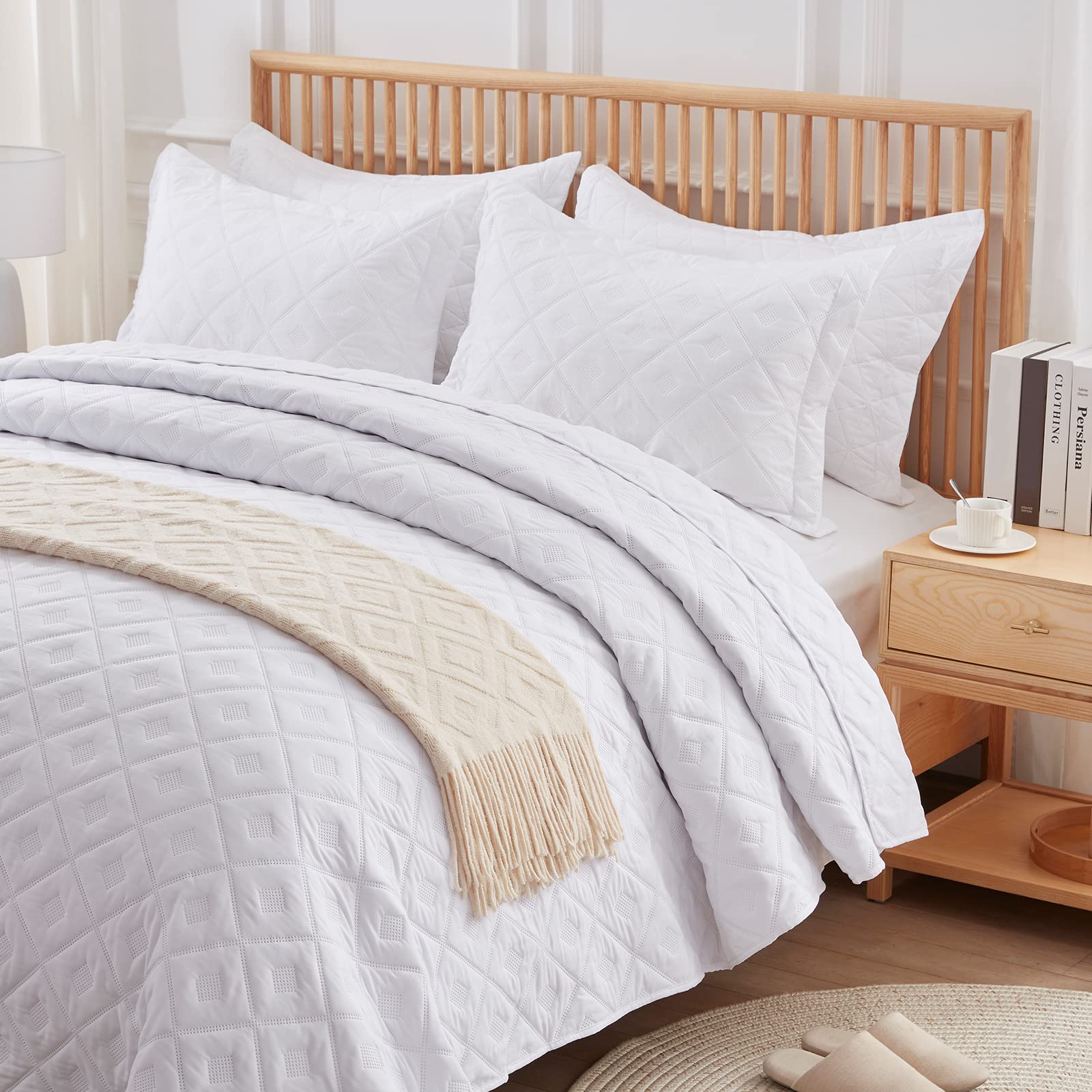 SunStyle Home King Size Lightweight Summer Quilt Set - 3 Piece Down Alternative Bedding (1 Quilt + 2 Pillow Shams) - Soft All Season White Bedspread Coverlet - Perfect for Guest Rooms, Master Bedrooms & Cozy Home Decor