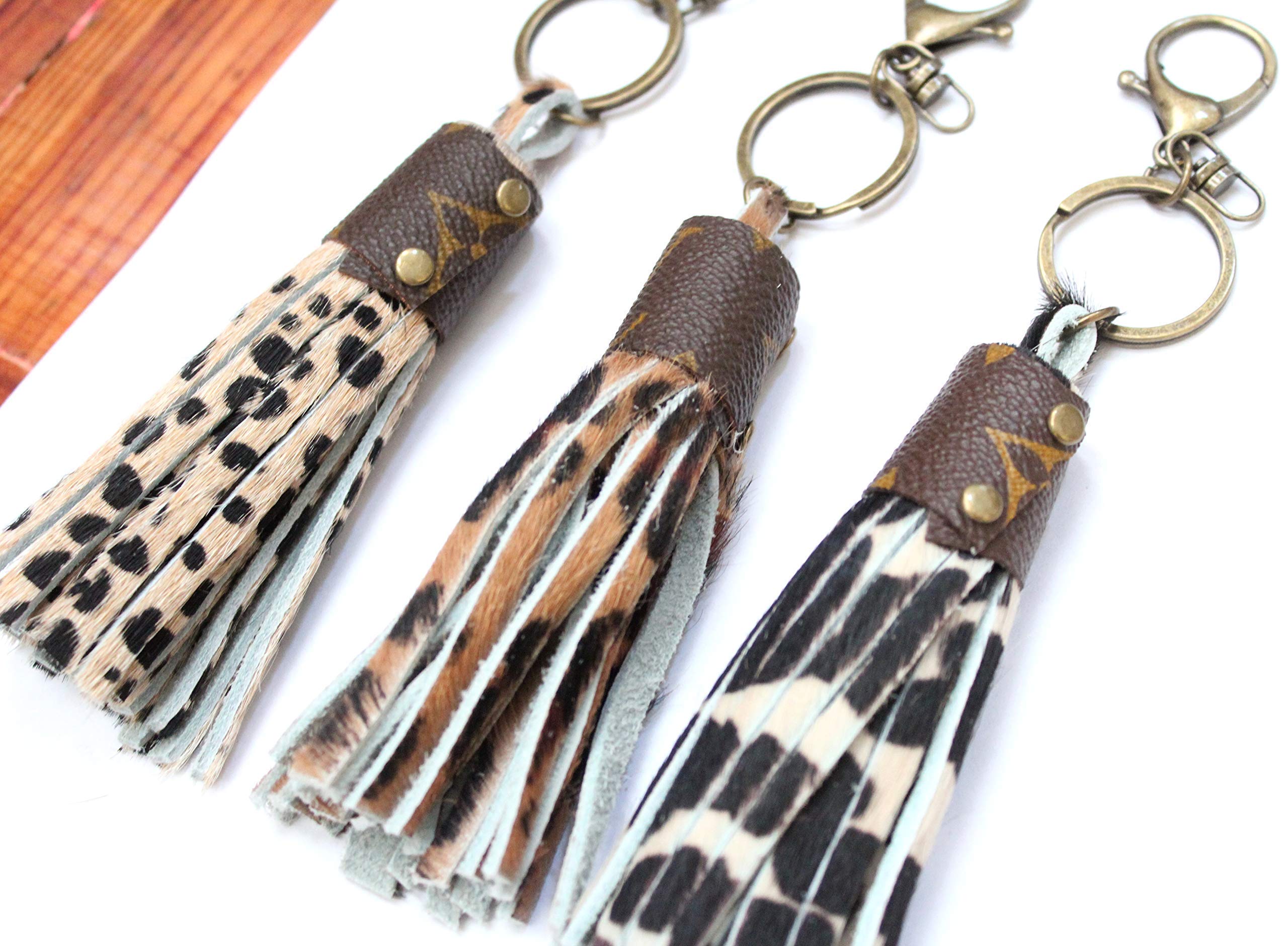 Vintage Monogram Leather Keychain - Personalized Purse Charm for Women & Men - Perfect for Handbags, Backpacks, and Gift Giving