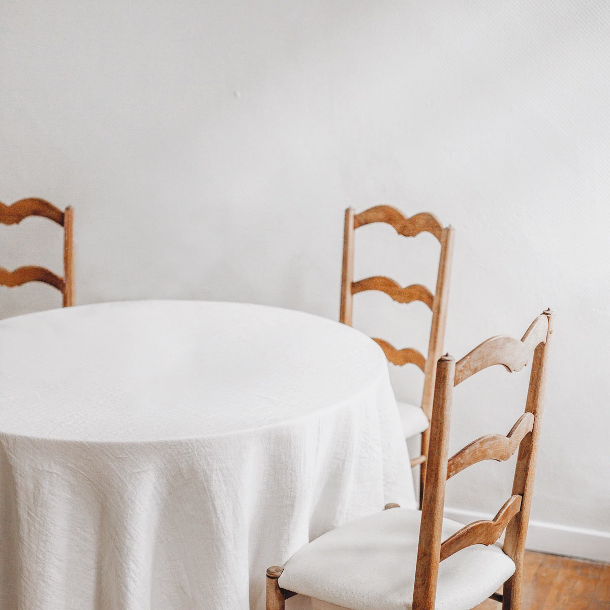 Elegant Round Ruffle Tablecloth for Dining Room - Perfect for Weddings, Parties & Home Decor