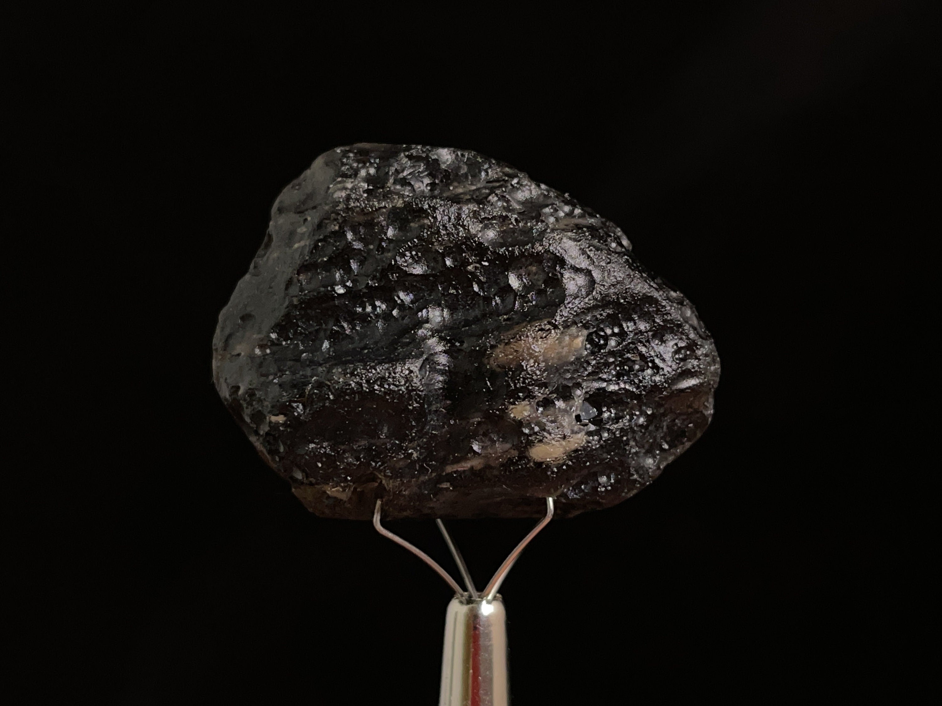 COLOMBIANITE Raw Crystal - Natural Obsidian & Tektite Stone for Gothic Home Decor, Spiritual Healing & Meditation - Perfect for Altars, Jewelry Making & Energy Work (45445)