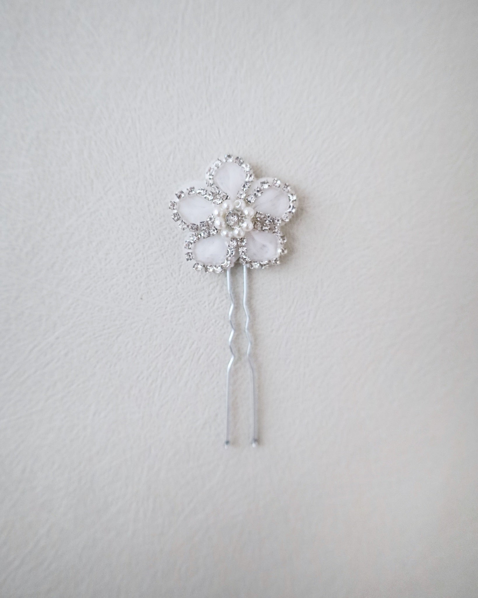 Chassia Flower Hair Pin - Elegant Floral Hair Clip for Women, Bridal Hair Accessories, Boho Wedding, Prom, Party (Perfect for Everyday Wear & Special Occasions)