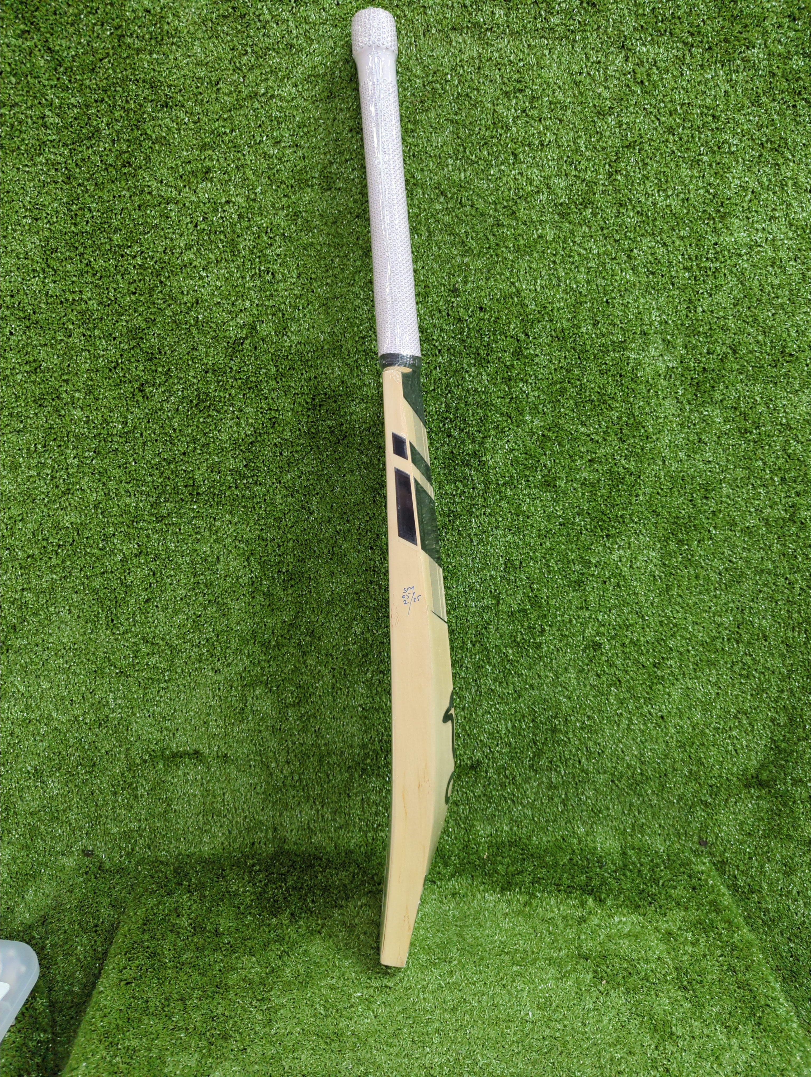 Kookaburra Stealth 2.1 Limited Edition English Willow Cricket Bat - Premium Cricket Equipment for Professional Players & Enthusiasts - Perfect for Matches, Training & Club Play