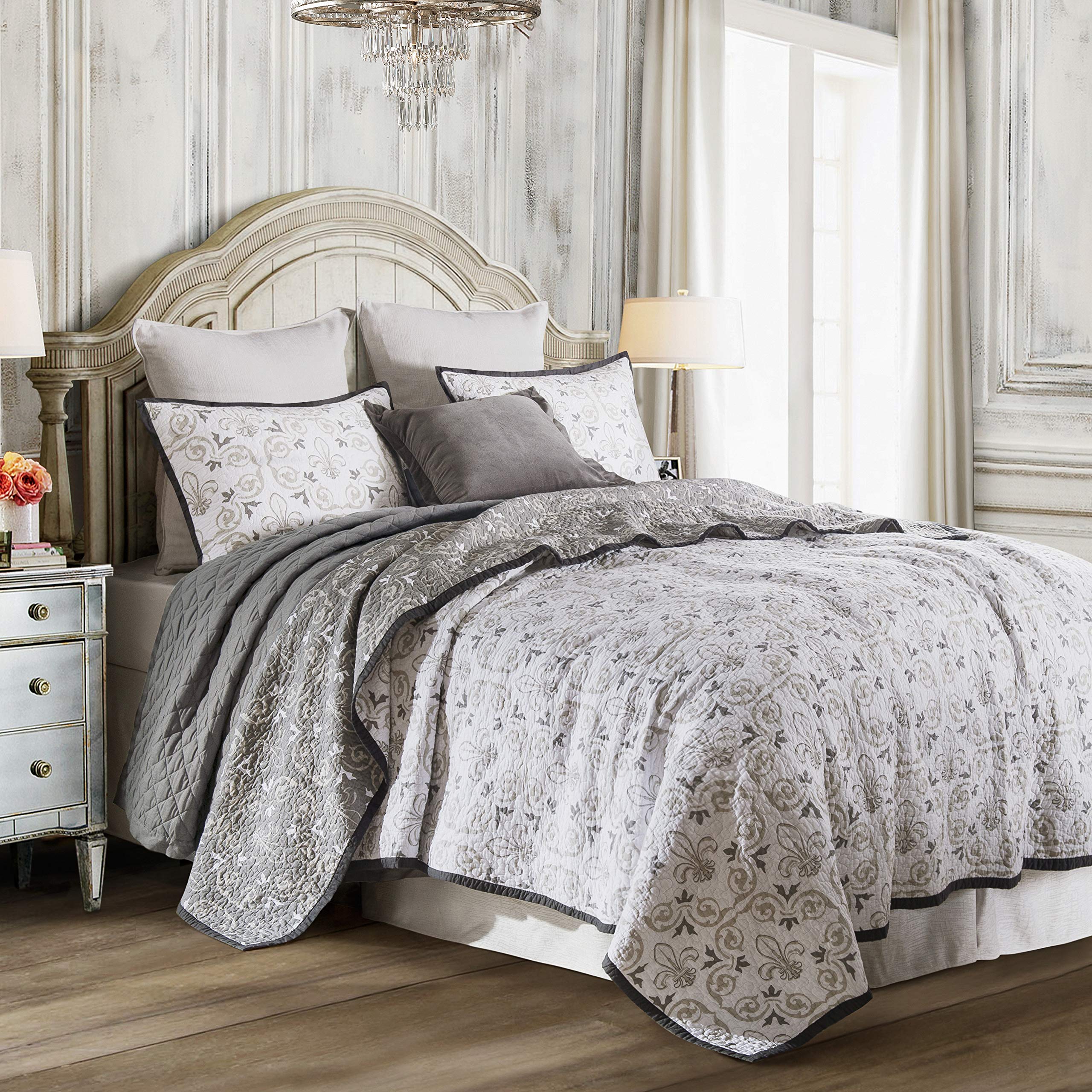 Luxury Reversible Fleur De Lis 2-Piece Twin Quilt Set with Pillow Shams - 100% Cotton Floral Lily Pattern Romantic Bedding - Perfect for Guest Rooms, Dorm Decor & Cozy Bedroom Makeovers