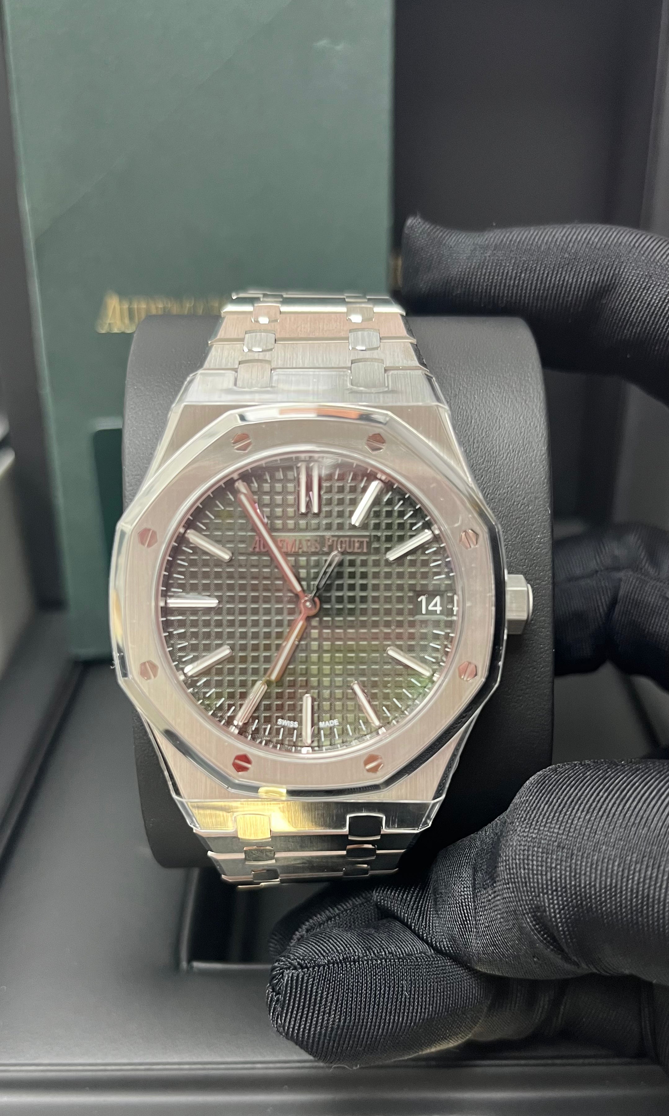 Audemars Piguet Royal Oak 41mm Selfwinding Stainless Steel Watch with Green Dial 15510ST.OO.1320ST.09 - Luxury Timepiece for Men, Perfect for Business Meetings & Formal Events