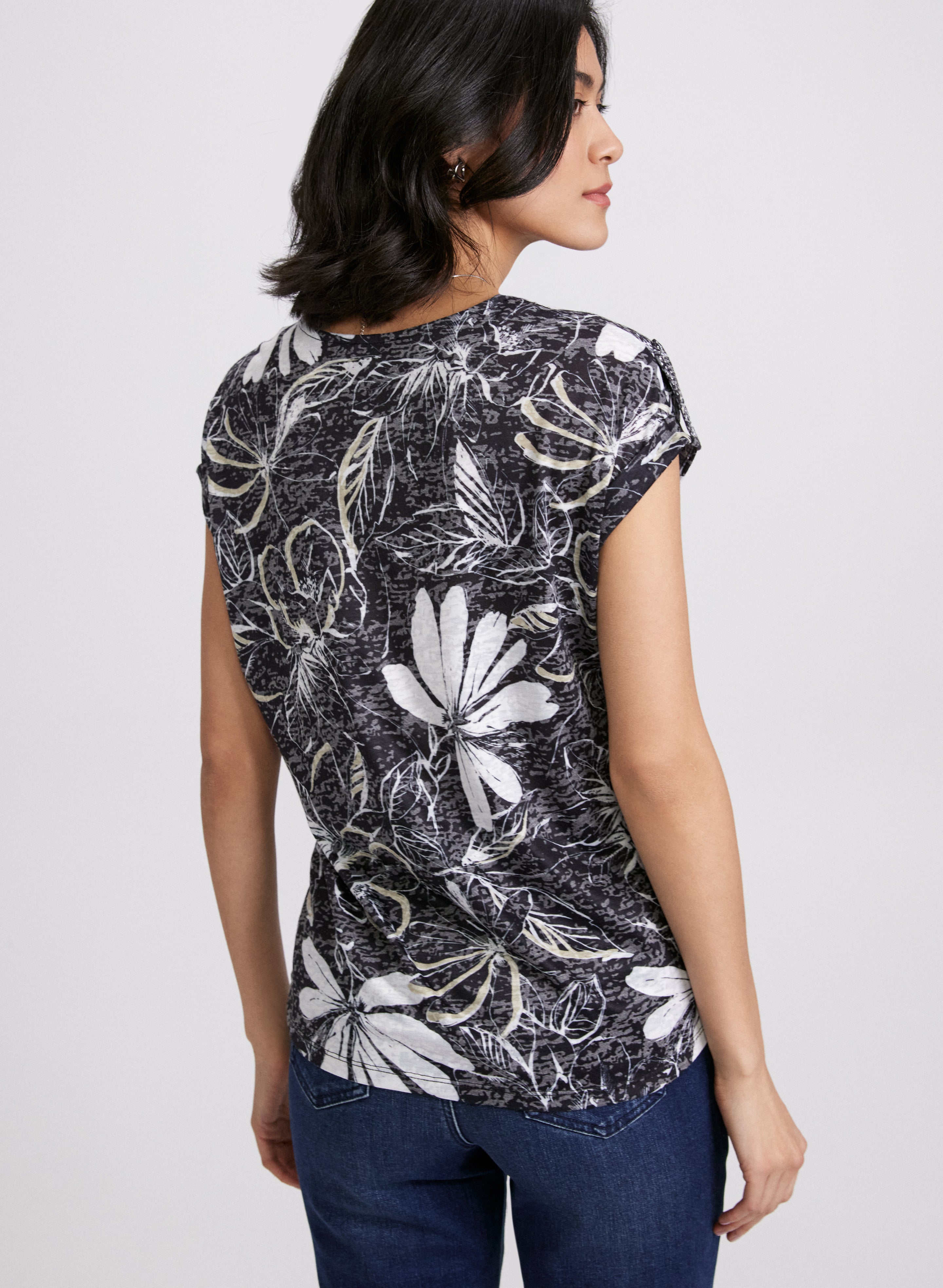 Floral Print T-Shirt for Women - Stylish Summer Blouse with Comfortable Fit - Perfect for Casual Outings, Beach Trips, and Weekend Getaways