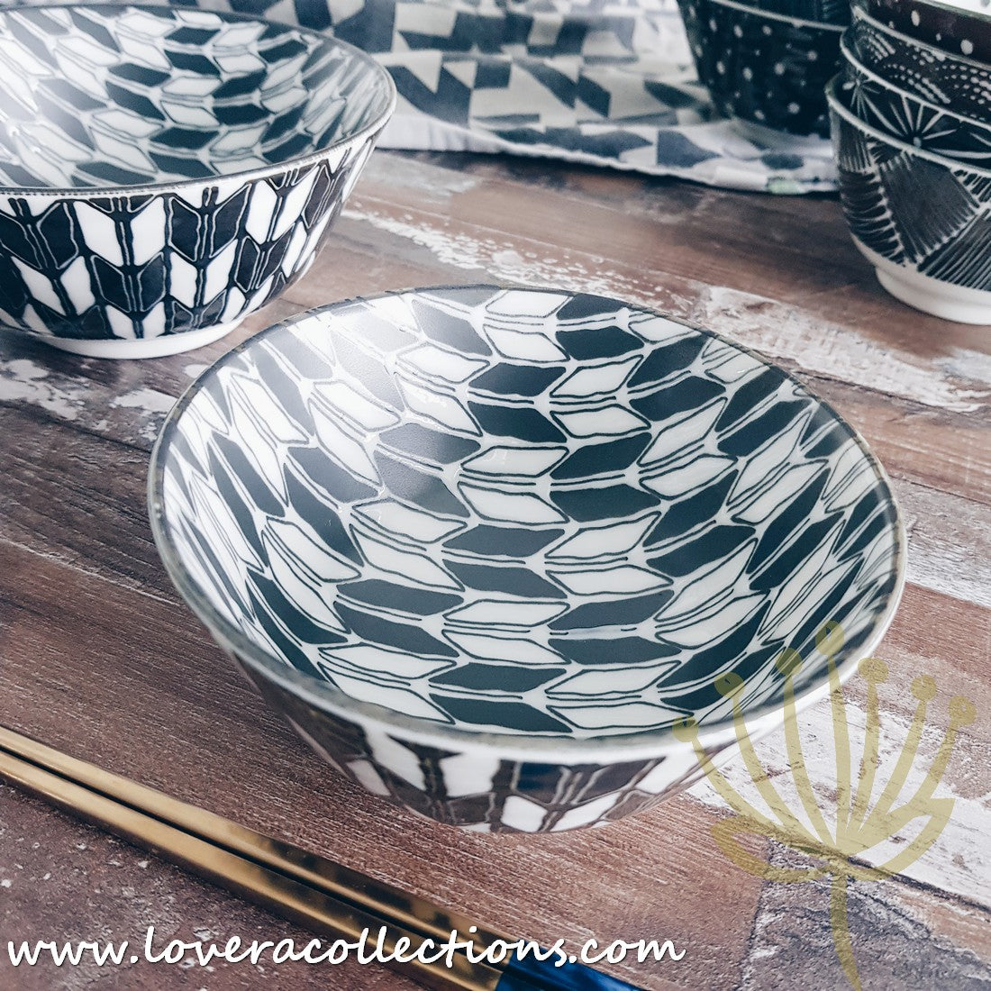 Awasaka Black & White Modern ARROWS Dinnerware Set - 16-Piece Porcelain Plates, Bowls & Mugs - Elegant Tableware for Dinner Parties, Restaurants & Home Decor (60% Off Limited Time Sale)