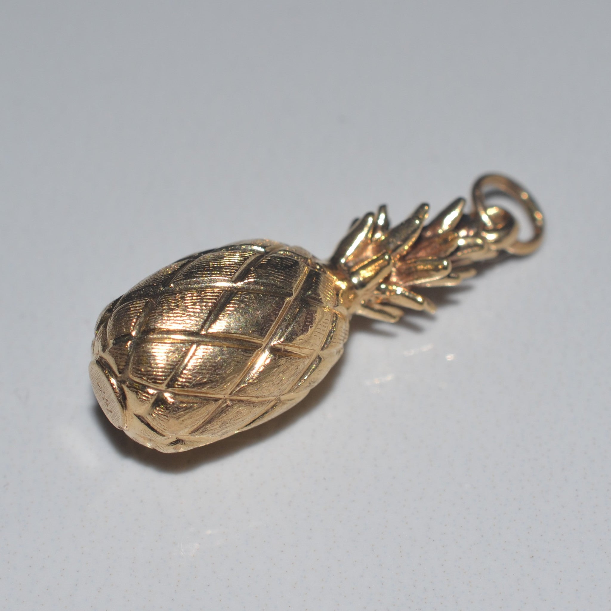 Vintage Gold Pineapple Charm Pendant Necklace - Elegant Retro Jewelry for Women | Perfect Gift for Birthday, Anniversary & Special Occasions
