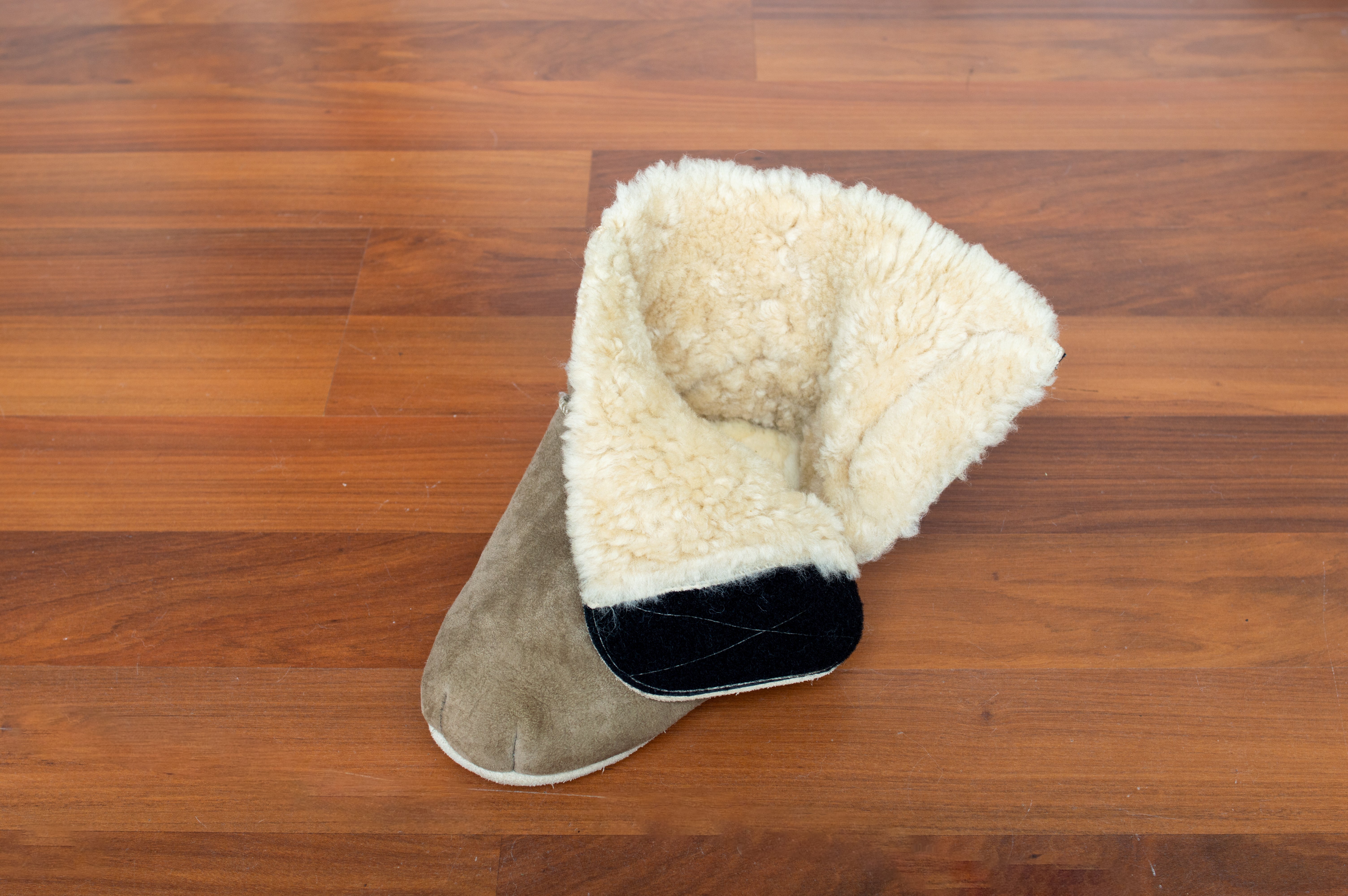 Premium Sheepskin Health Cabin Boots for Women & Men - Soft & Comfortable Indoor/Outdoor Winter Boots - Perfect for Home, Travel, and Cold Weather Wear