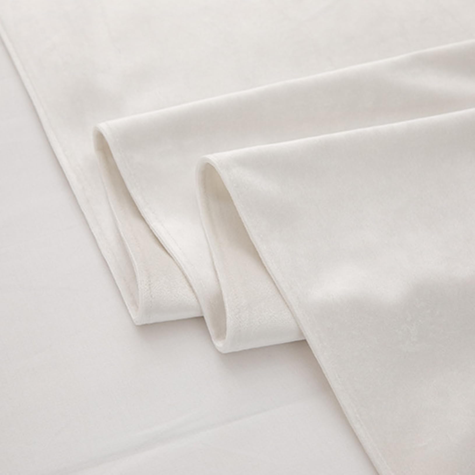 Luxury Velvet Bed Runner - Double-Sided Bed Scarf & Bedspread Protector for Queen Size Beds (45x210cm, White) - Perfect for Hotels, Bedrooms & Home Decor