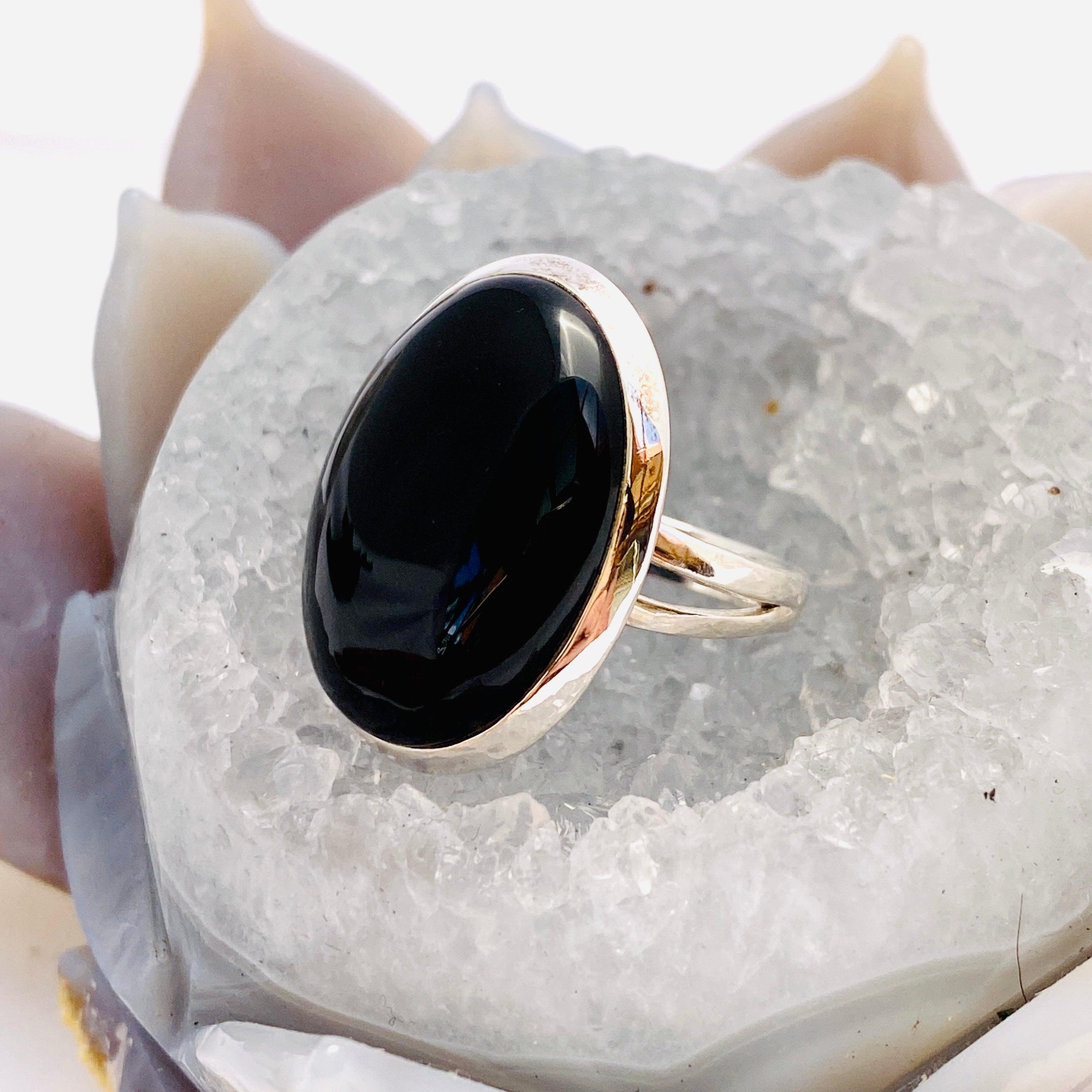 Black Onyx Oval Cabochon Ring with Split Band - Size 8 - KRGJ1641 | Elegant Jewelry for Women, Perfect for Parties & Special Occasions