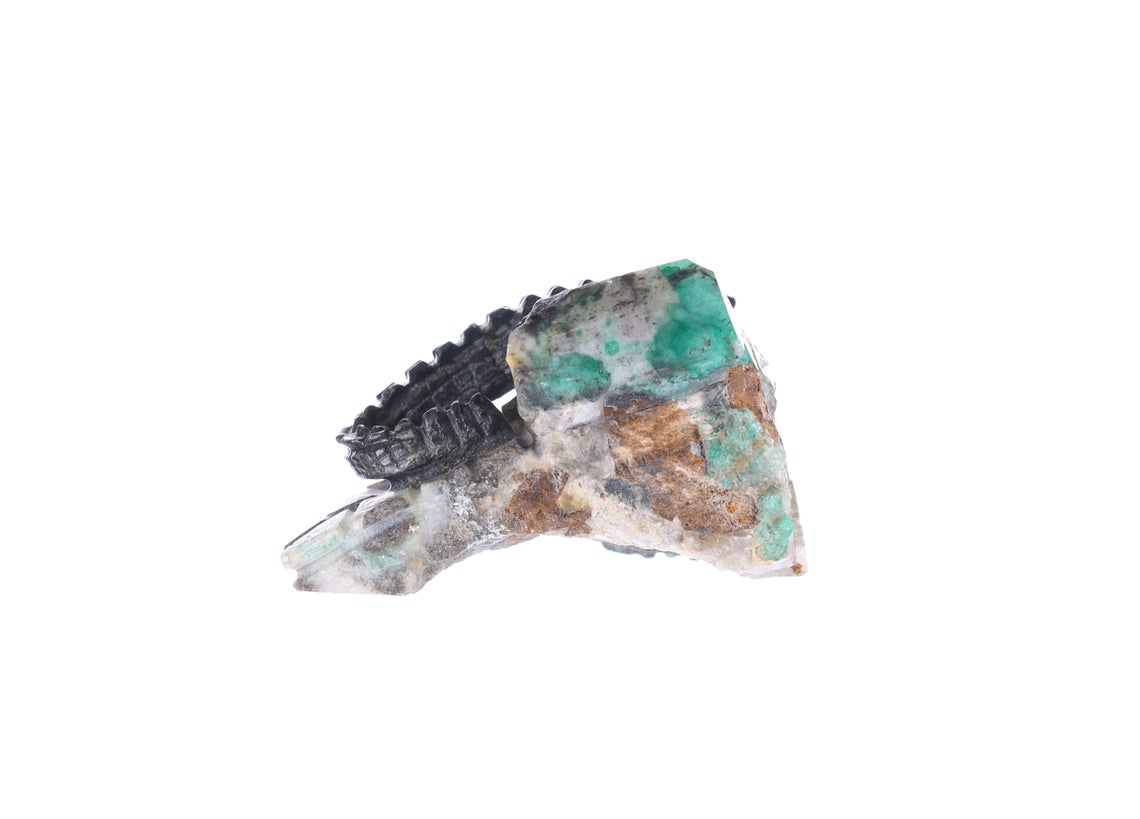 Colombian Emerald Alligator Rough Crystal Sculpture - Natural Gemstone Carving for Home Decor, Office Display & Gift Giving