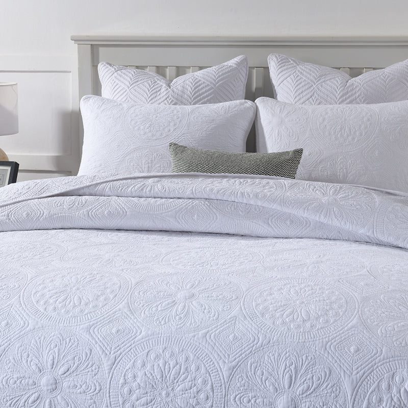 Alban Reversible 3-Piece Medallion Quilt Set - King Size Bedding with Matching Pillow Shams - Luxury Quilted Coverlet for Master Bedroom Decor
