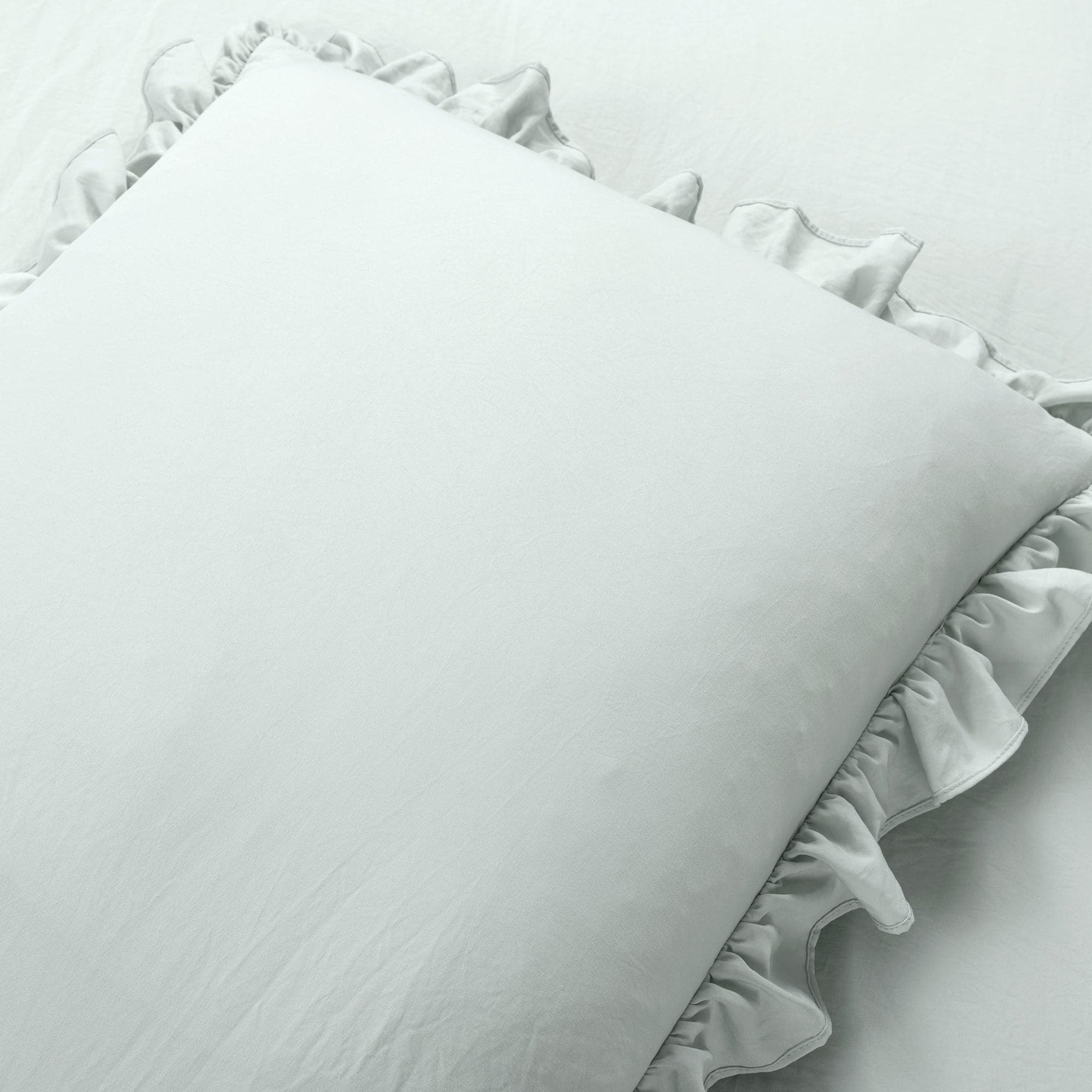 Elegant Ruffle Skirt Bedspread Set - Soft & Stylish Queen Size Bedding for Girls & Women - Perfect for Bedroom Decor, Guest Rooms & Cozy Home Styling
