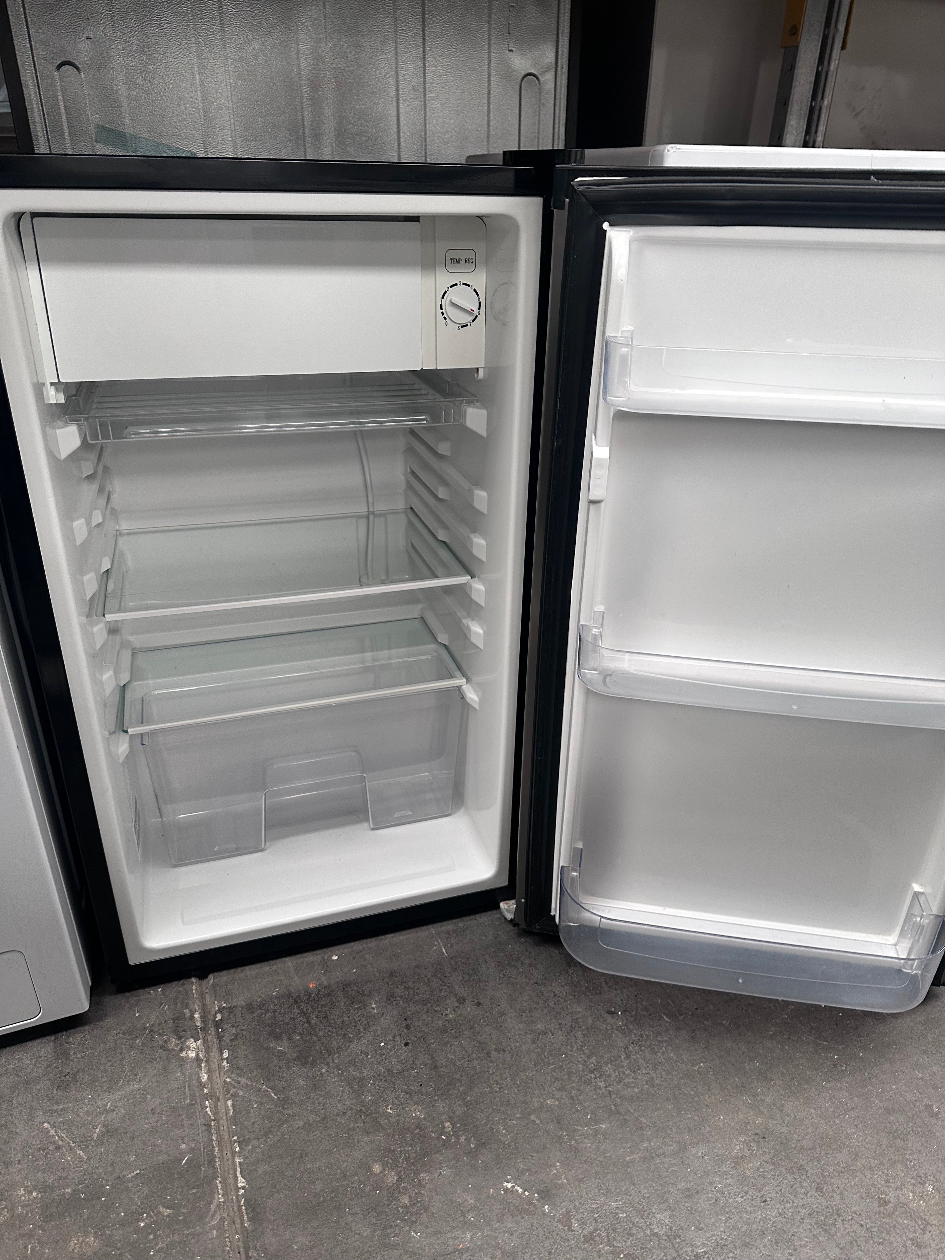 Hisense 120L Mini Refrigerator - Energy Efficient Compact Bar Fridge with Freezer, Refurbished - Perfect for Dorm Rooms, Home Bars, Offices & Small Spaces