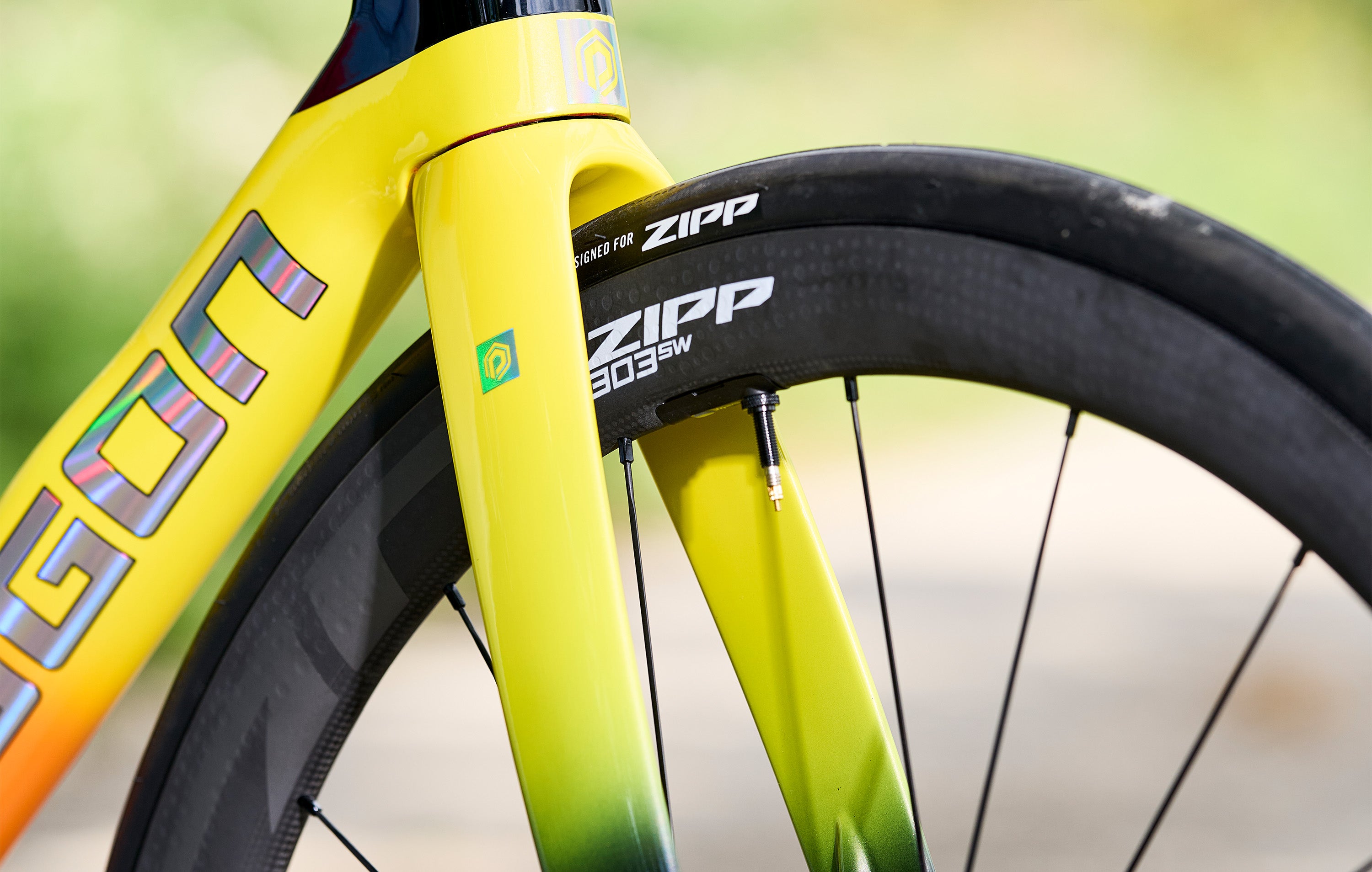 SRAM Red AXS Carbon Road Bike - Polygon Helios A0 | Lightweight & High-Performance for Racing & Endurance | Perfect for Competitive Cyclists & Long-Distance Rides
