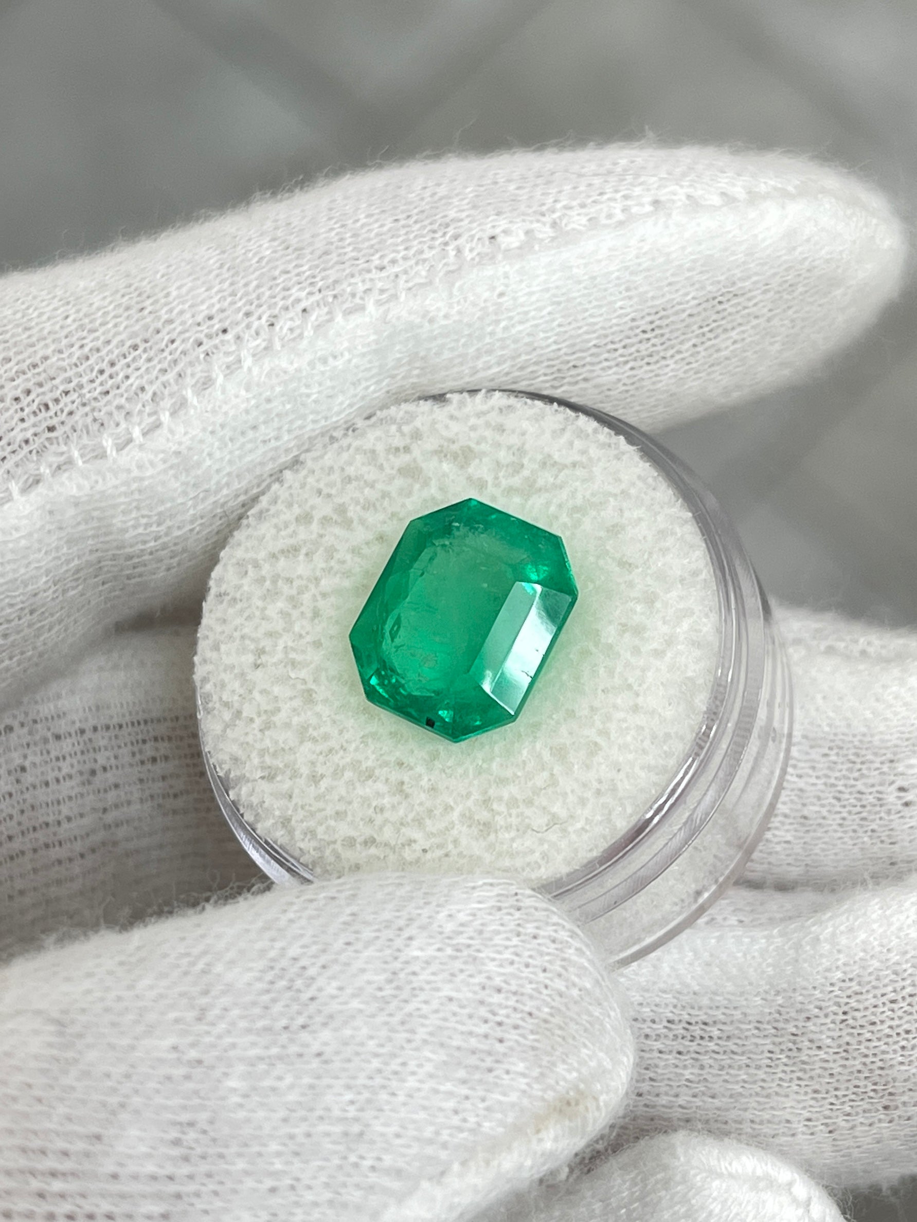 5.75 Carat 11.5x10mm Natural Colombian Emerald - Medium Green with Freckles - Loose Gemstone for Jewelry Making, Engagement Rings & Collector's Items