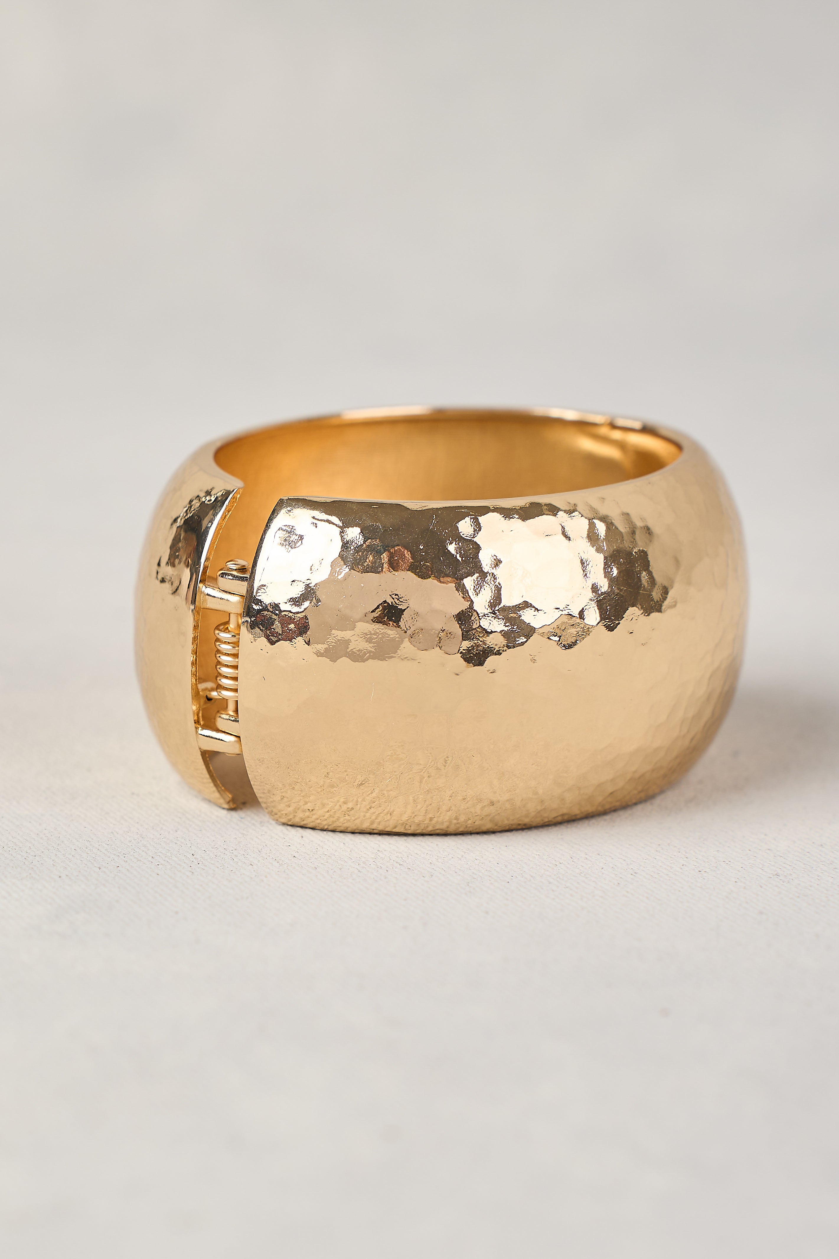 Goia Gold Bangle for Women - Elegant 14K Gold Plated Bracelet - Perfect for Parties, Weddings & Everyday Wear