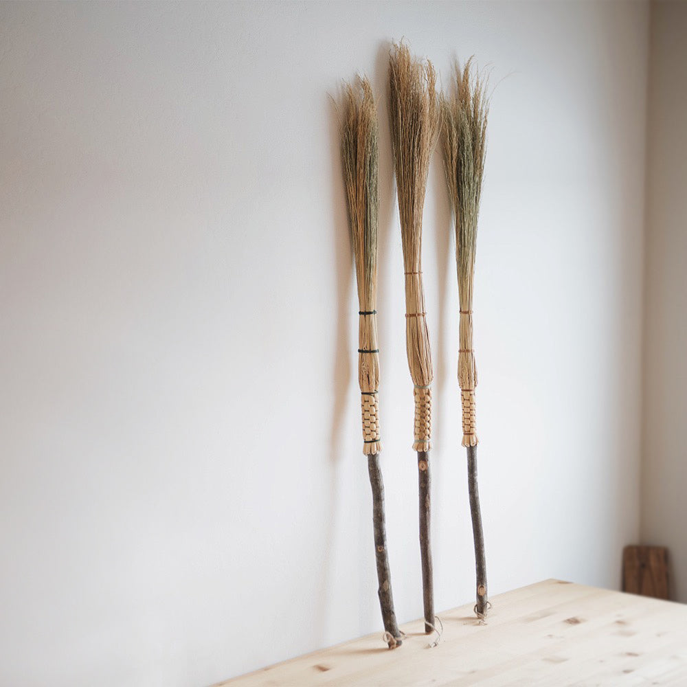 Premium Broomcorn Cobwebber - Natural Dusting & Cleaning Brush for Home, Office & Garage - Ideal for Removing Cobwebs, Dust & Debris from Ceilings, Walls & Corners