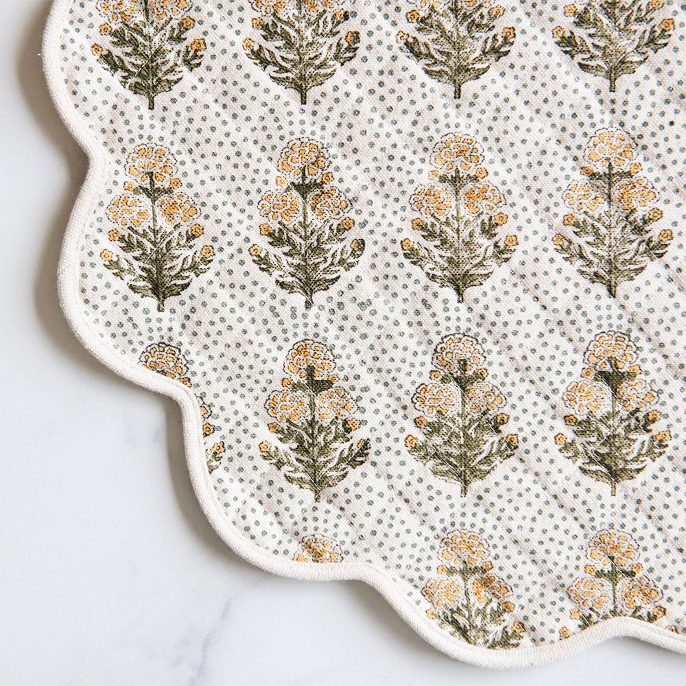 Quilted Scallop Poppy Placemat Set of 4 - Elegant Floral Table Mats for Dining Room Decor, Kitchen Table Setting & Home Entertaining - Waterproof & Heat Resistant