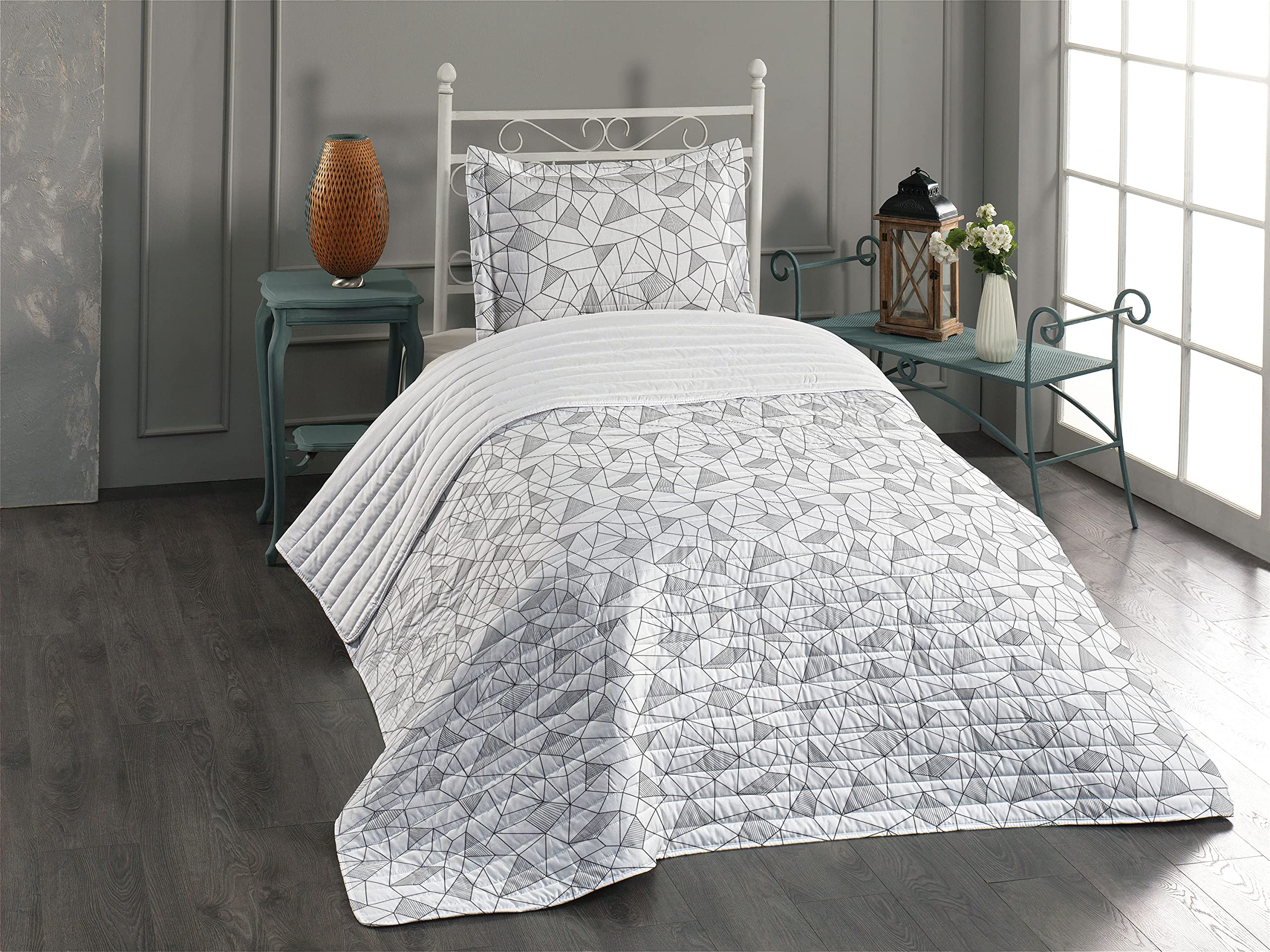 Ambesonne Abstract Microfiber Bedspread Set - Surreal Doodle Geometric Cubism Design, Soft Twin Size Bedding with Pillow Sham & Comforter in White & Black | Modern Bedroom Decor for Teens & Adults