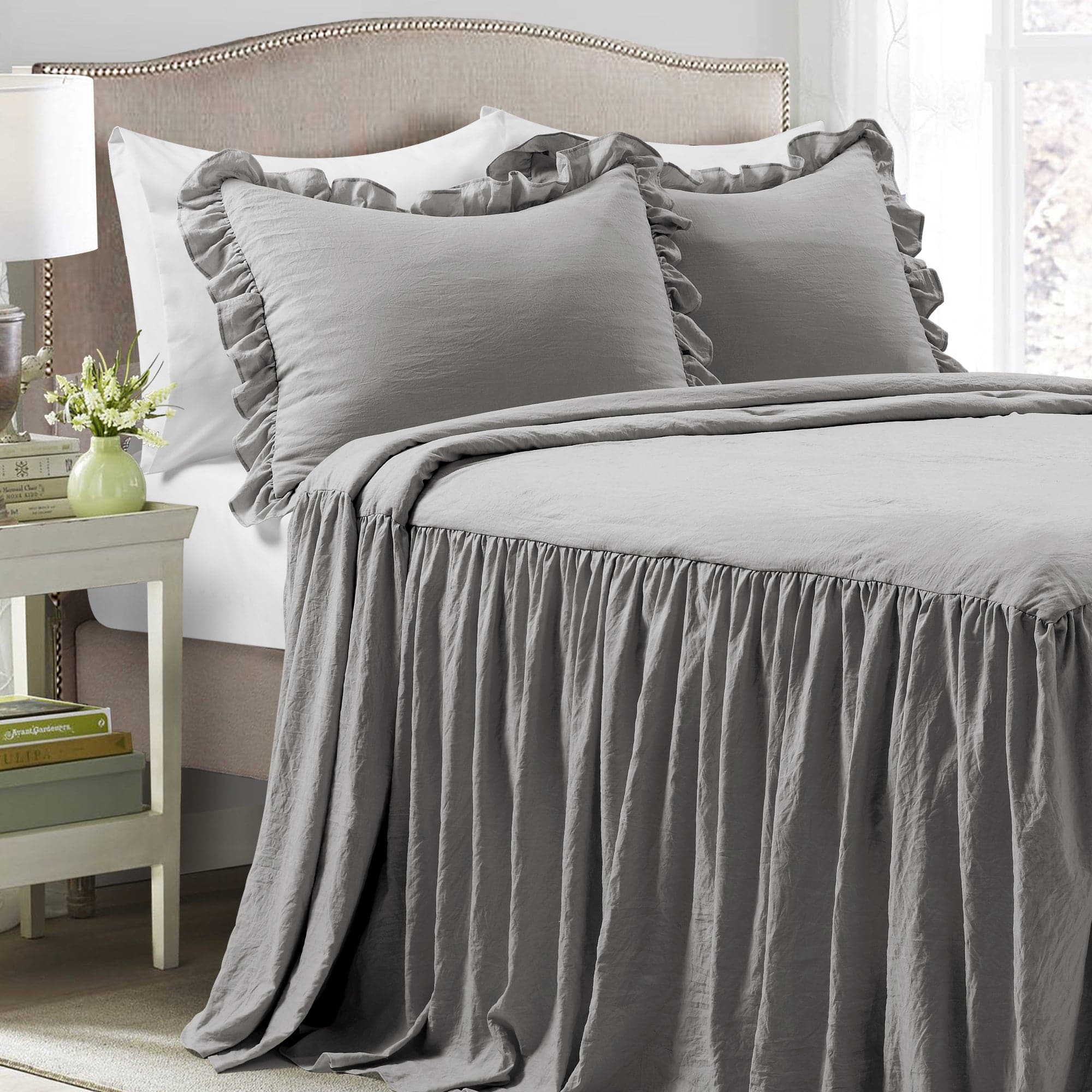 Elegant Ruffle Skirt Bedspread Set - Soft & Stylish Queen Size Bedding for Girls & Women - Perfect for Bedroom Decor, Guest Rooms & Cozy Home Styling