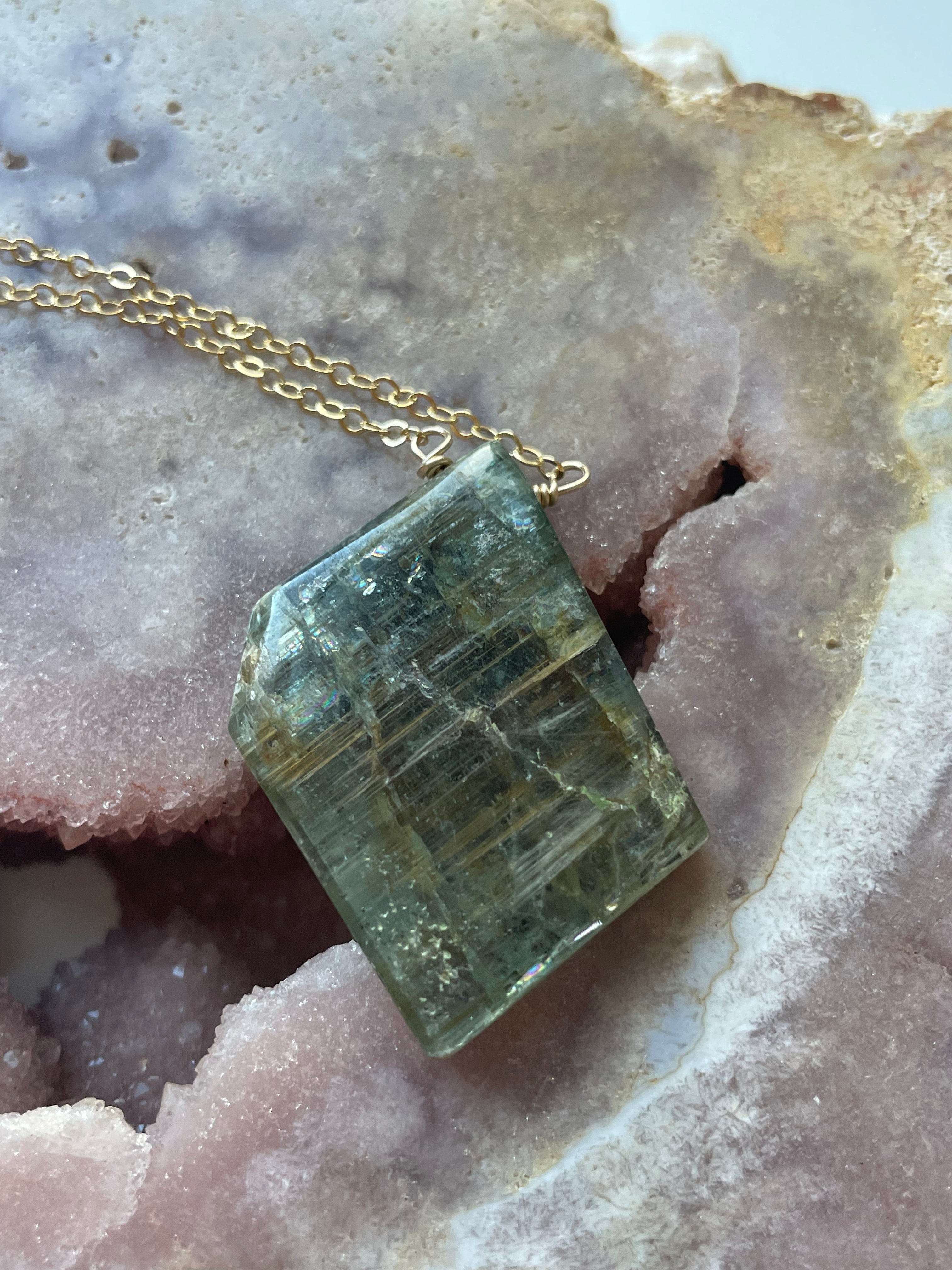 Natural Blue Kyanite Gemstone Pendant Necklace for Women - Healing Crystal Jewelry for Meditation & Energy Balancing - Perfect for Yoga, Spiritual Gifts & Everyday Wear