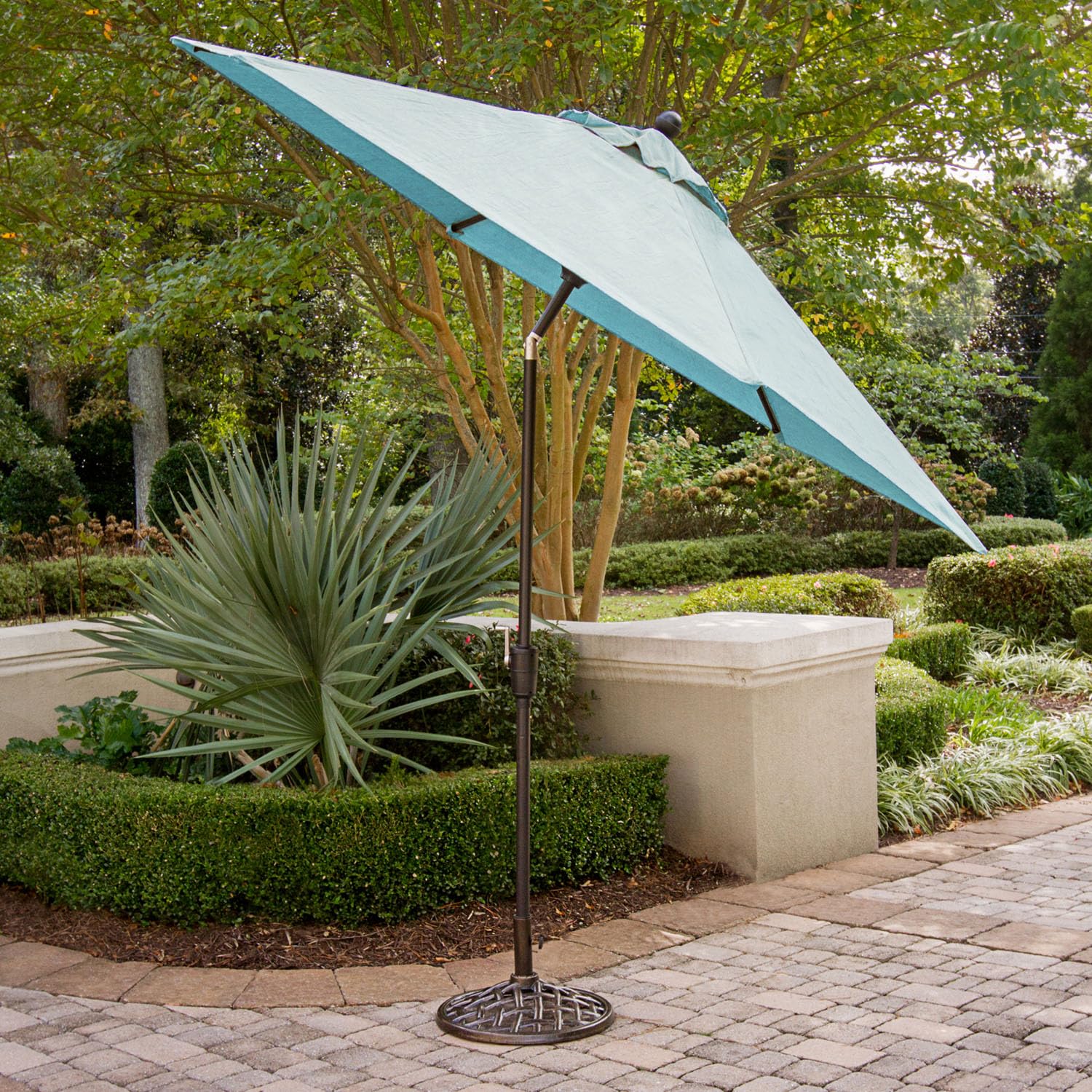 Hanover Traditions 9 Ft. Outdoor Patio Umbrella with Tilt Crank - Rust-Resistant All-Weather Market Umbrella in Blue - Perfect for Poolside, Backyard, and Outdoor Dining Areas