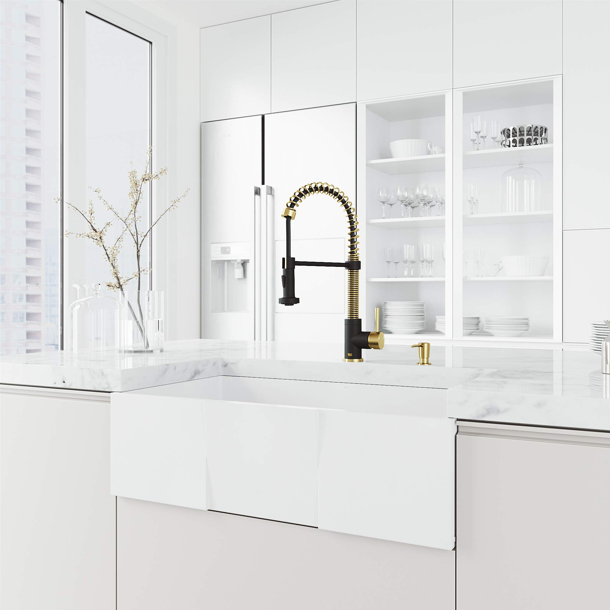 VIGO Edison 19-Inch Single Handle Pull-Down Sprayer Kitchen Faucet in Matte Brushed Gold & Matte Black - VG02001MGMB | Modern Touchless Design for Sink, Dishwashing & Cooking | Easy Installation & Durable Finish
