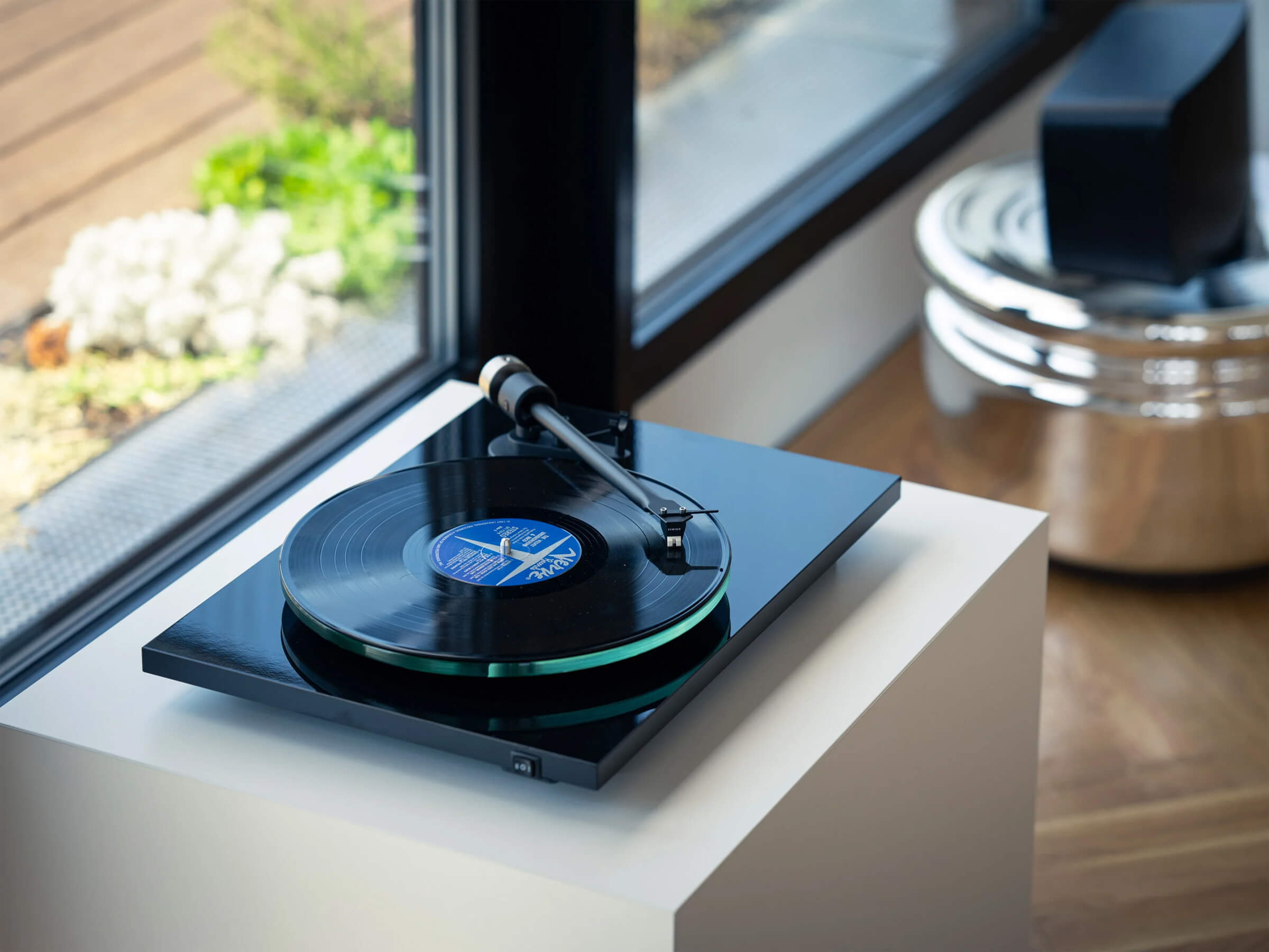Pro-Ject T2 W Turntable - High Fidelity Vinyl Record Player with Belt Drive & Built-in Phono Preamp - Perfect for Home Audio & DJ Setups